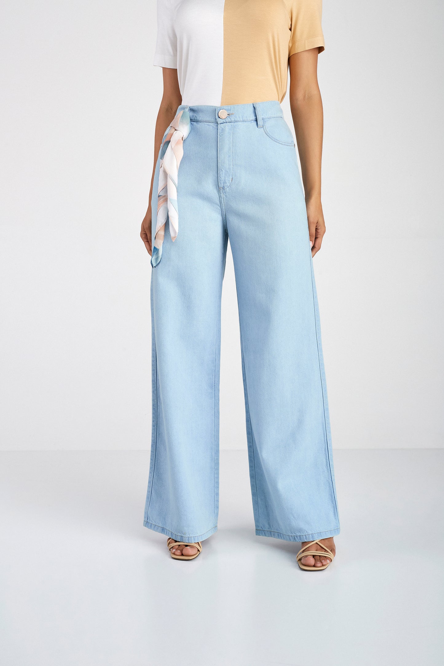 calça jeans wide leg cós alto com lenço