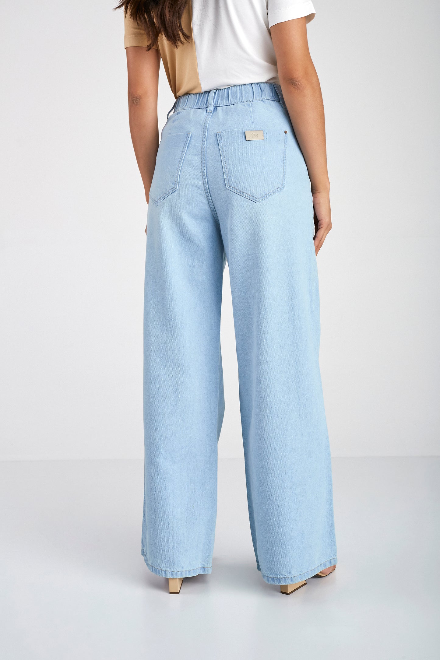 calça jeans wide leg cós alto com lenço