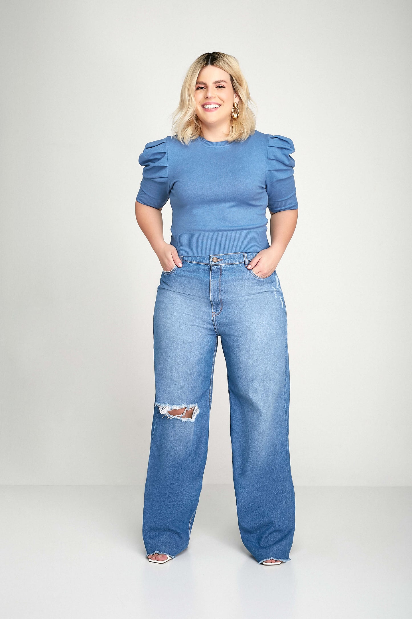 calça jeans wide leg cintura alta com detalhe travete