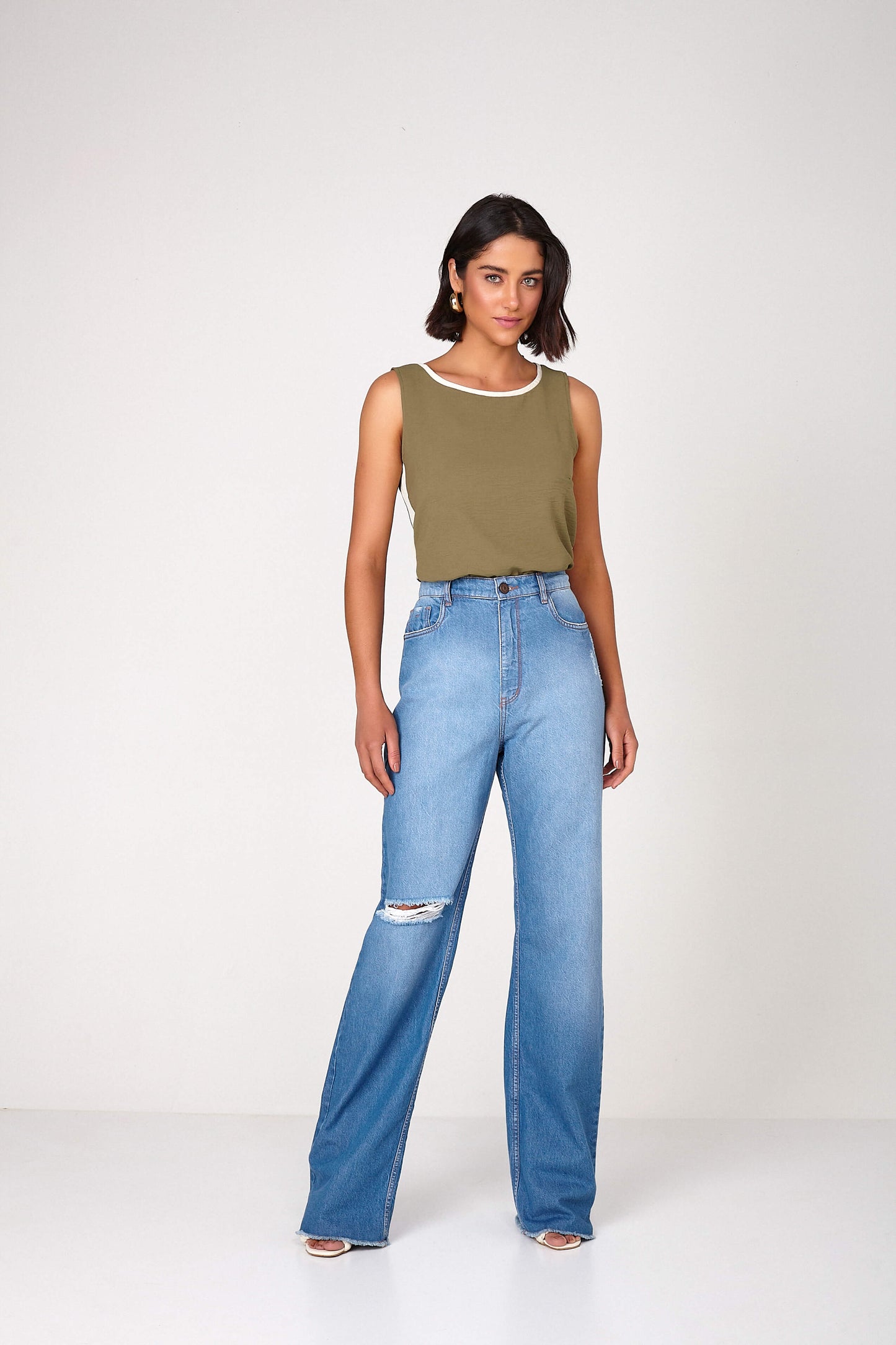 calça jeans wide leg cintura alta com detalhe travete