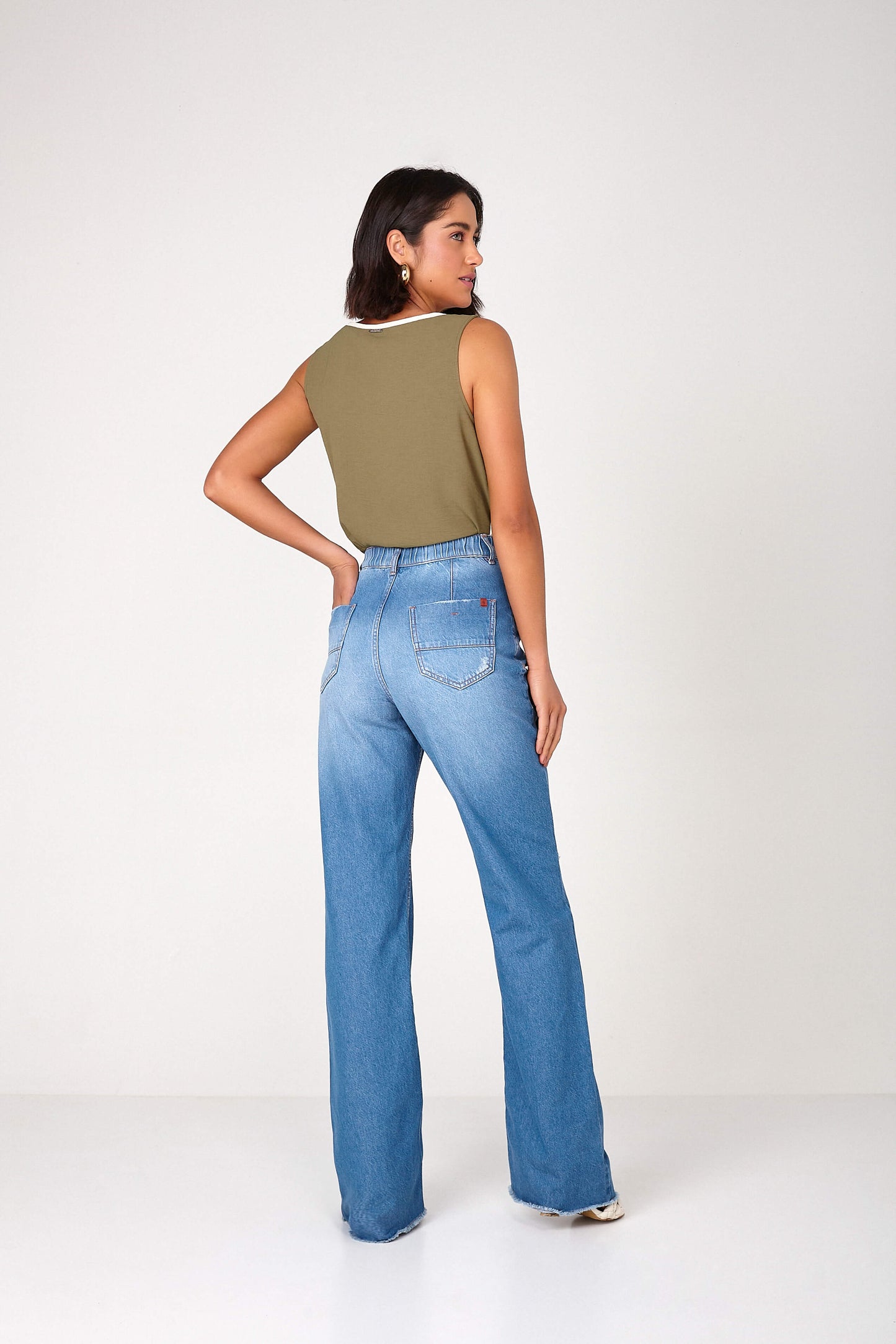 calça jeans wide leg cintura alta com detalhe travete