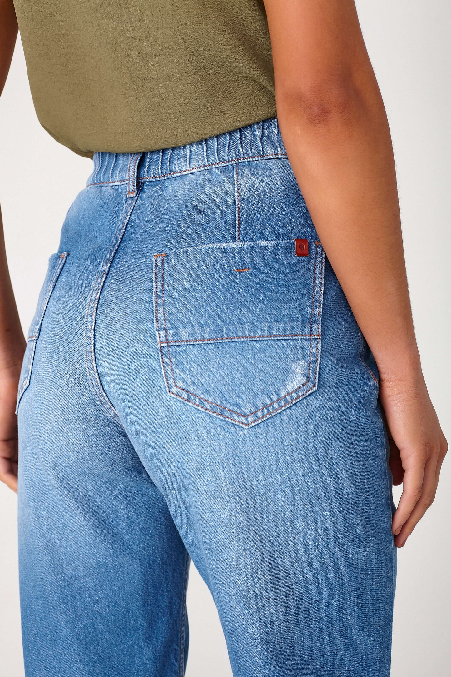 calça jeans wide leg cintura alta com detalhe travete