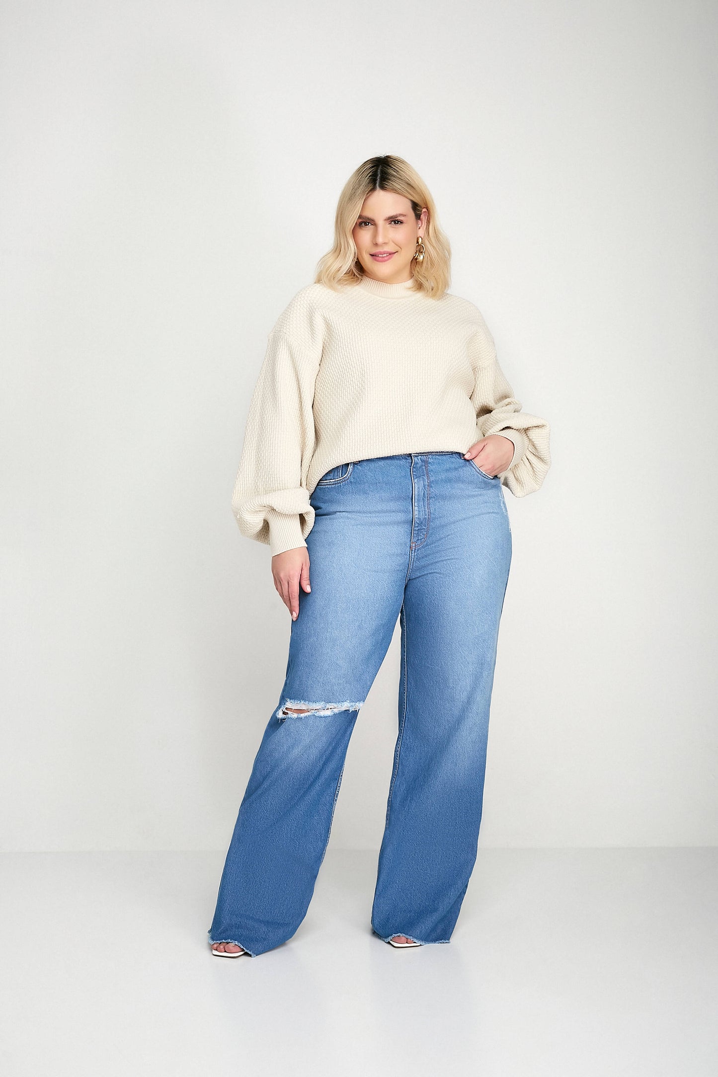 calça jeans wide leg cintura alta com detalhe travete