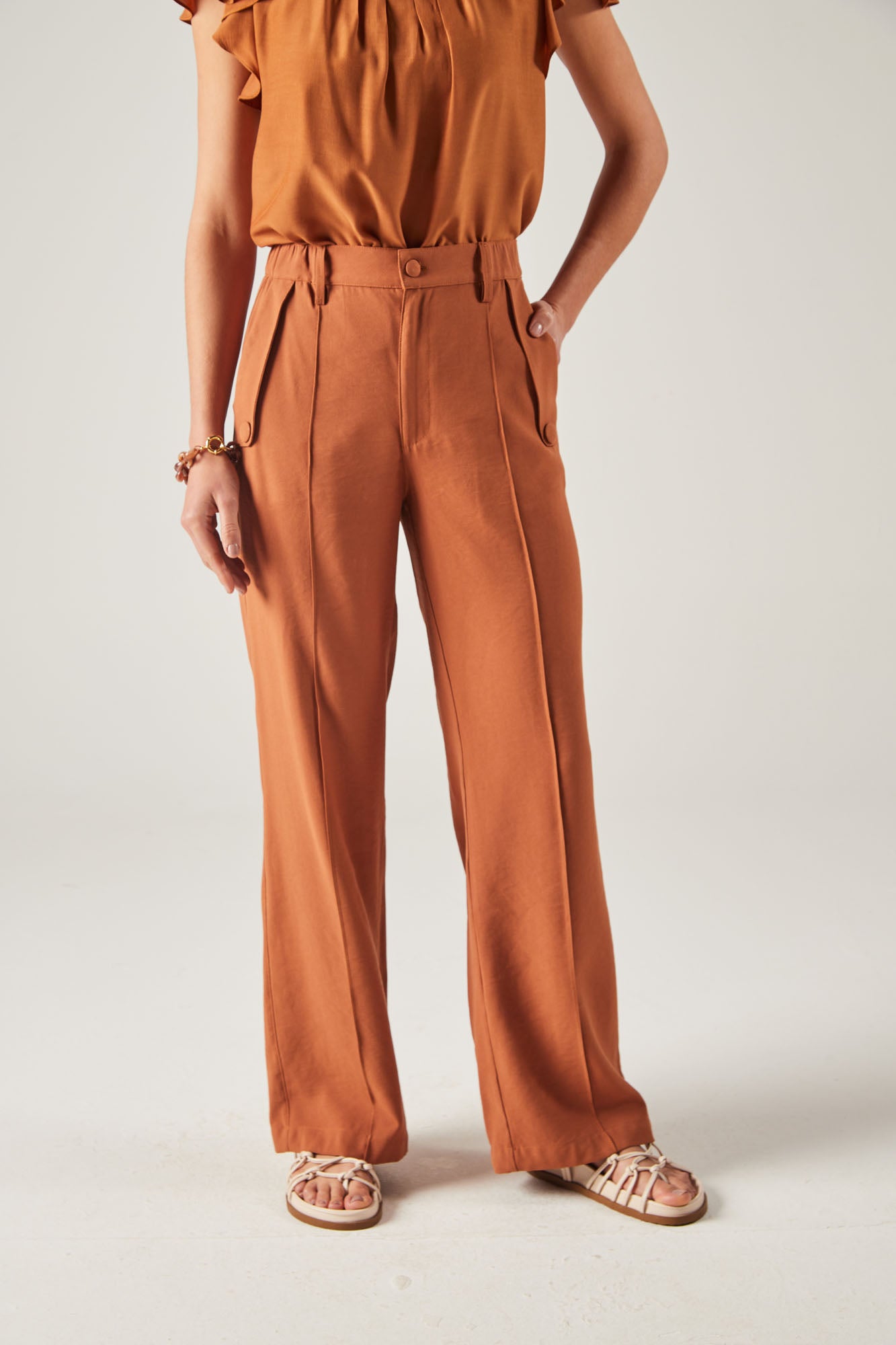 calça viscose wide leg cintura intermediária com lapela nos bolsos