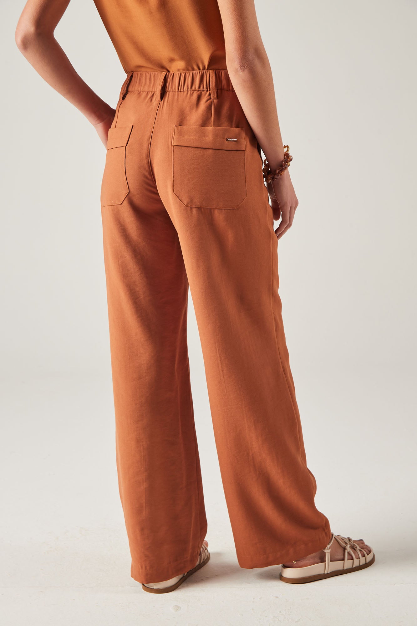 calça viscose wide leg cintura intermediária com lapela nos bolsos