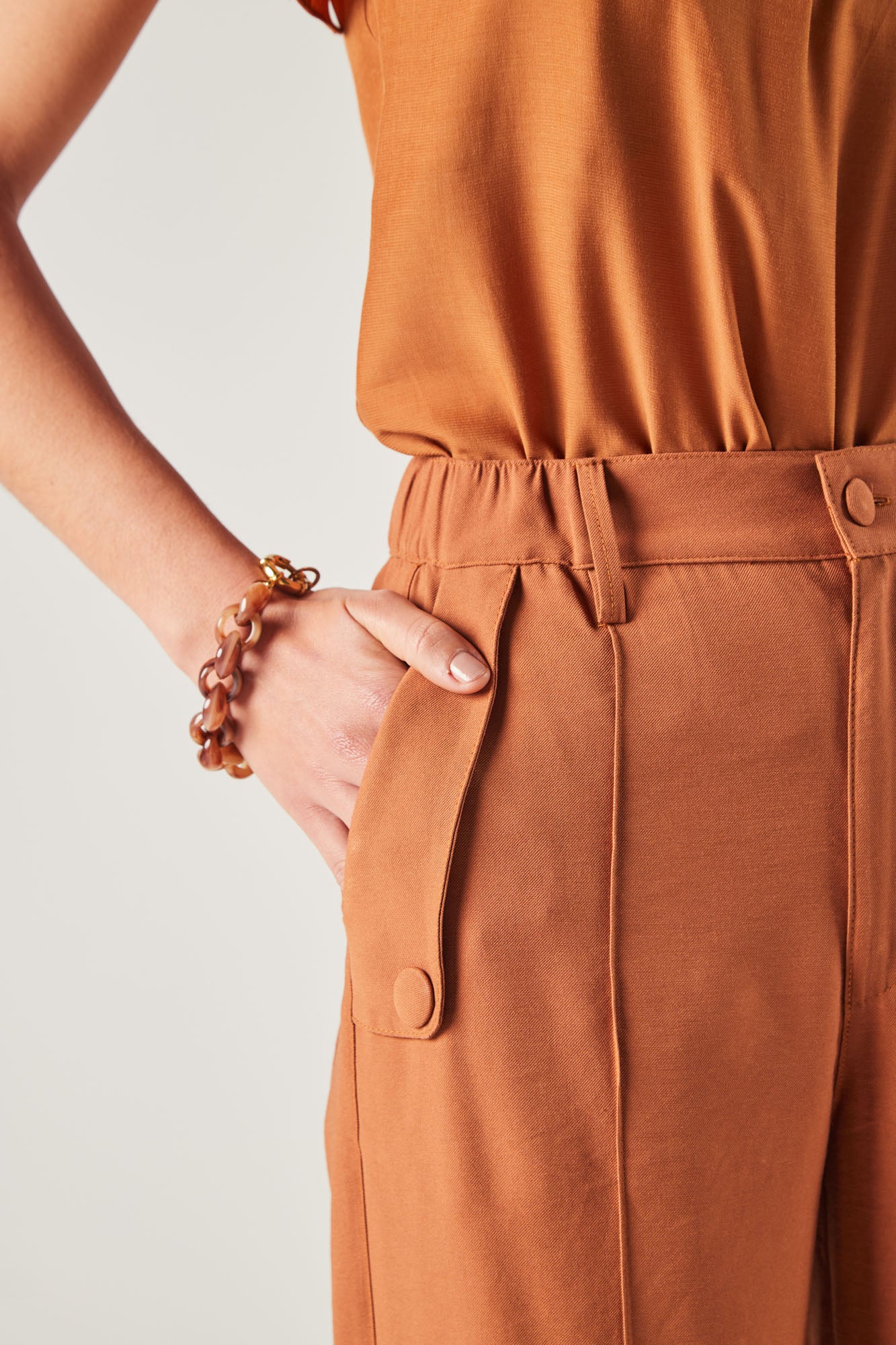 calça viscose wide leg cintura intermediária com lapela nos bolsos