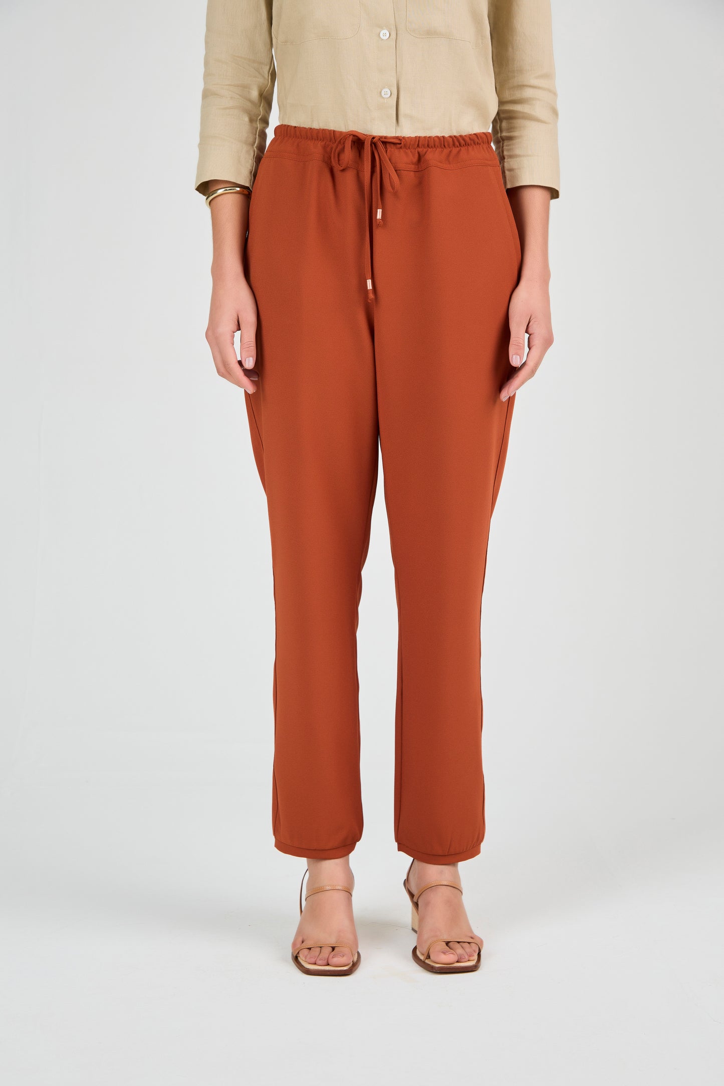 calça crepe jogger cintura intermediária com detalhe barra