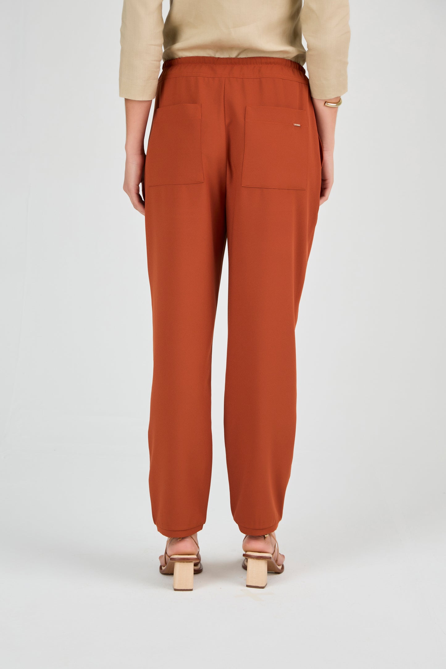 calça crepe jogger cintura intermediária com detalhe barra