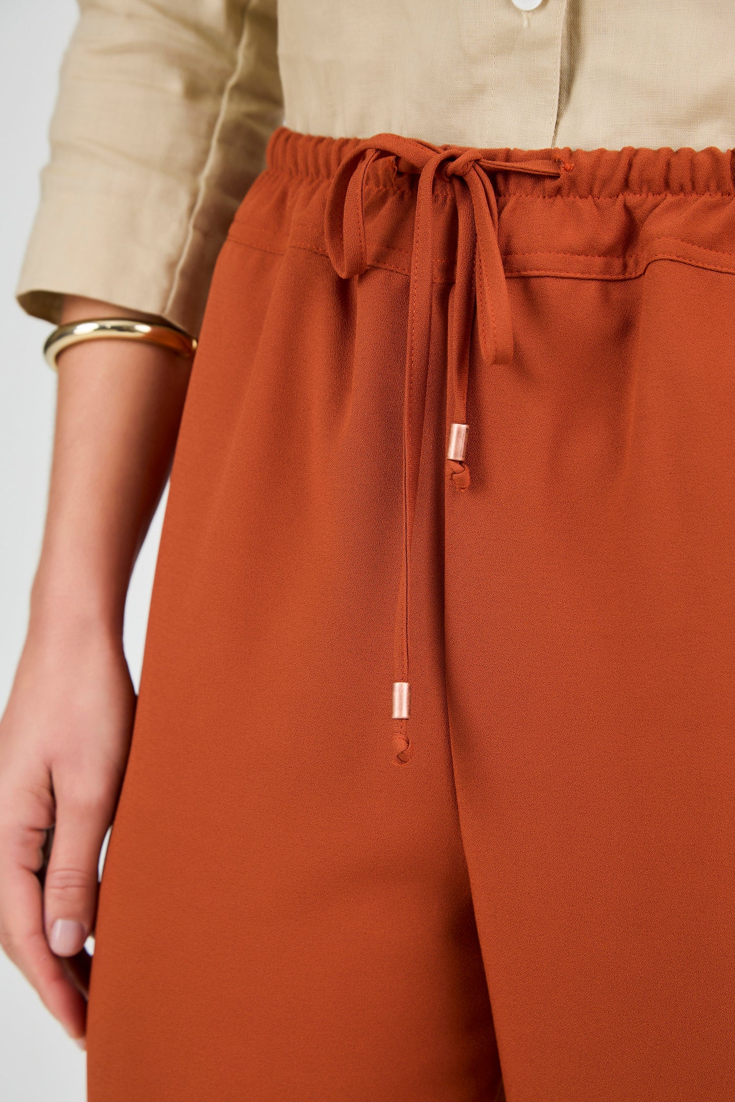 calça crepe jogger cintura intermediária com detalhe barra