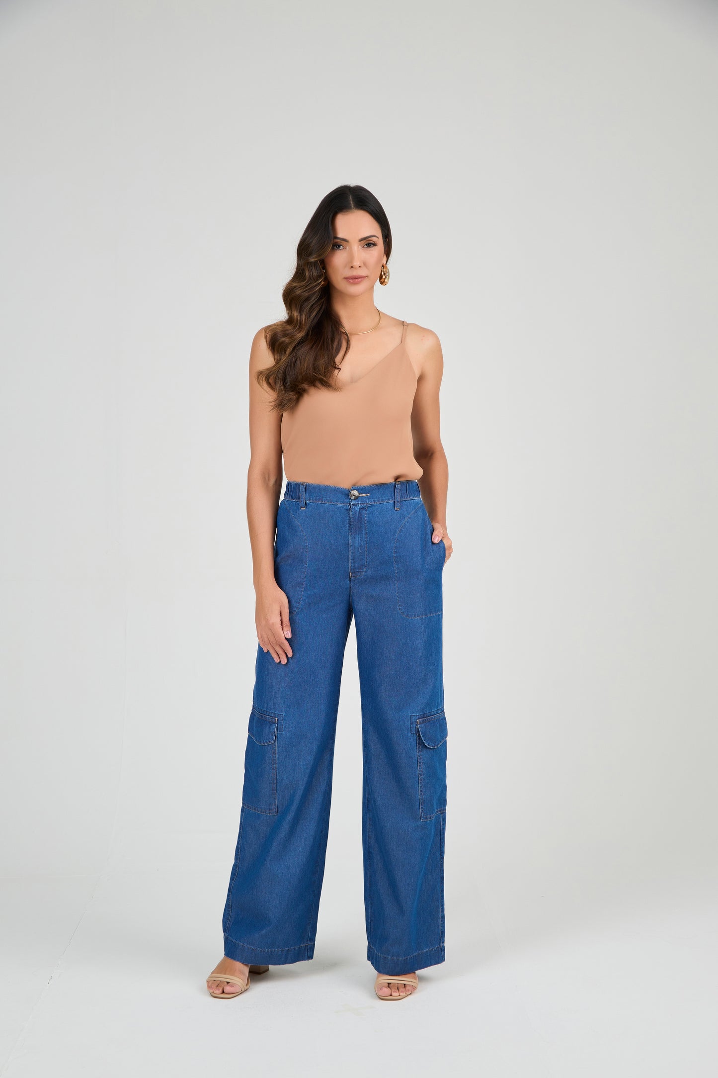 calça jeans pantalona cintura intermediária com bolsos sobrepostos