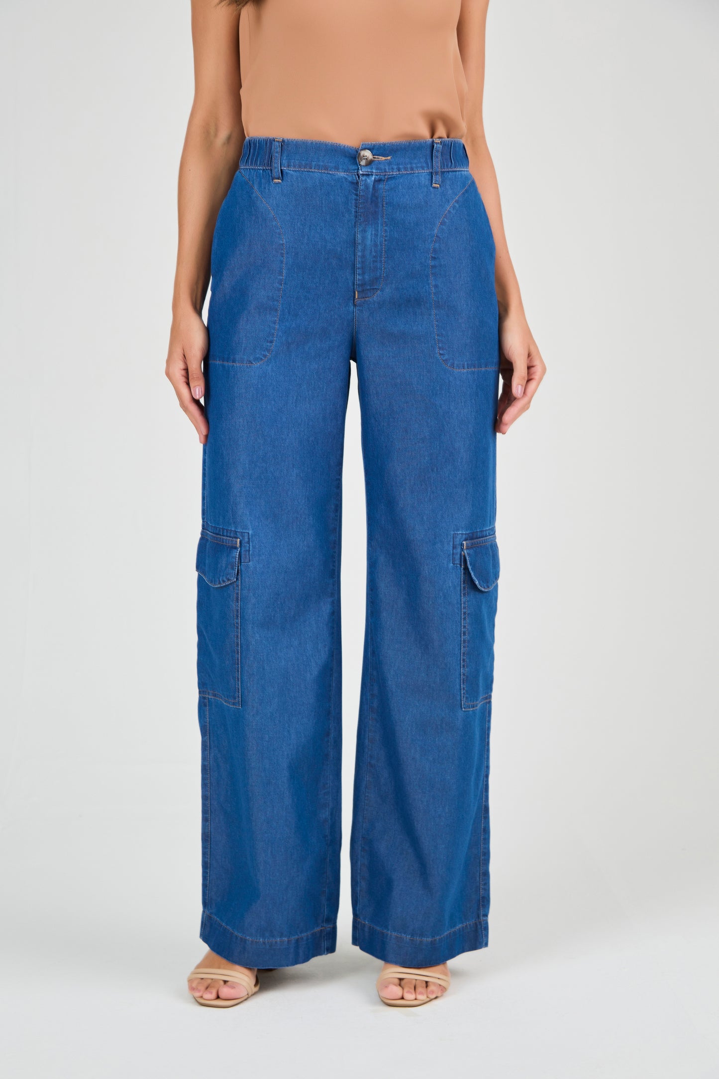 calça jeans pantalona cintura intermediária com bolsos sobrepostos