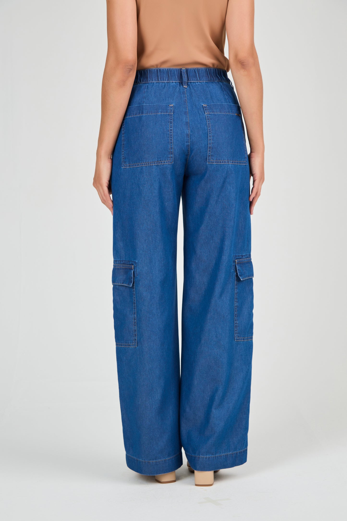 calça jeans pantalona cintura intermediária com bolsos sobrepostos