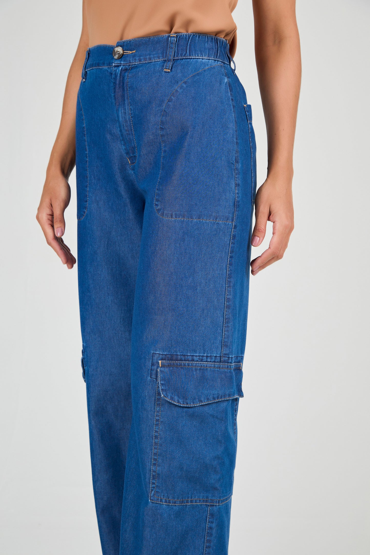 calça jeans pantalona cintura intermediária com bolsos sobrepostos