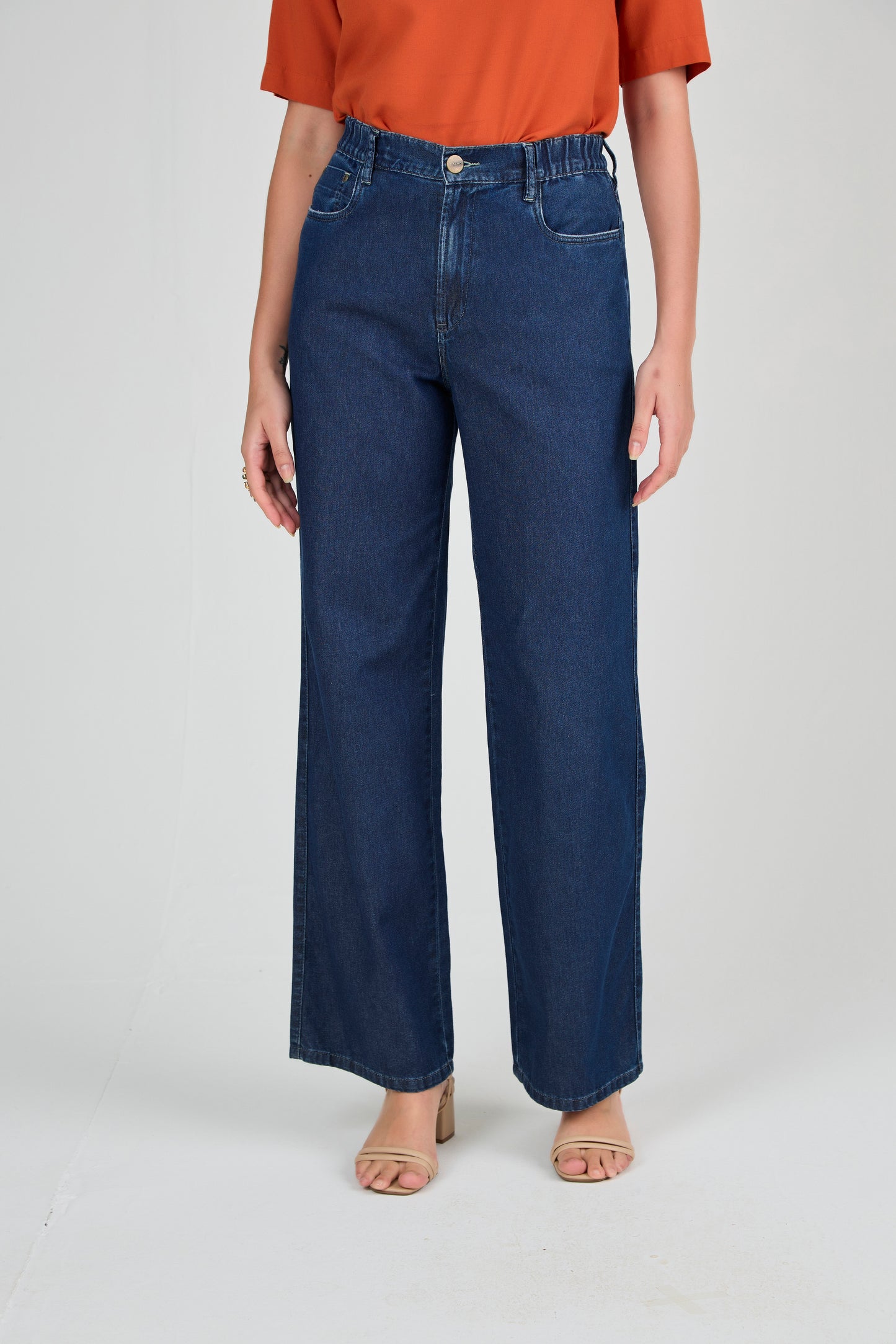 calça jeans wide leg cintura intermediária com detalhes nos bolsos