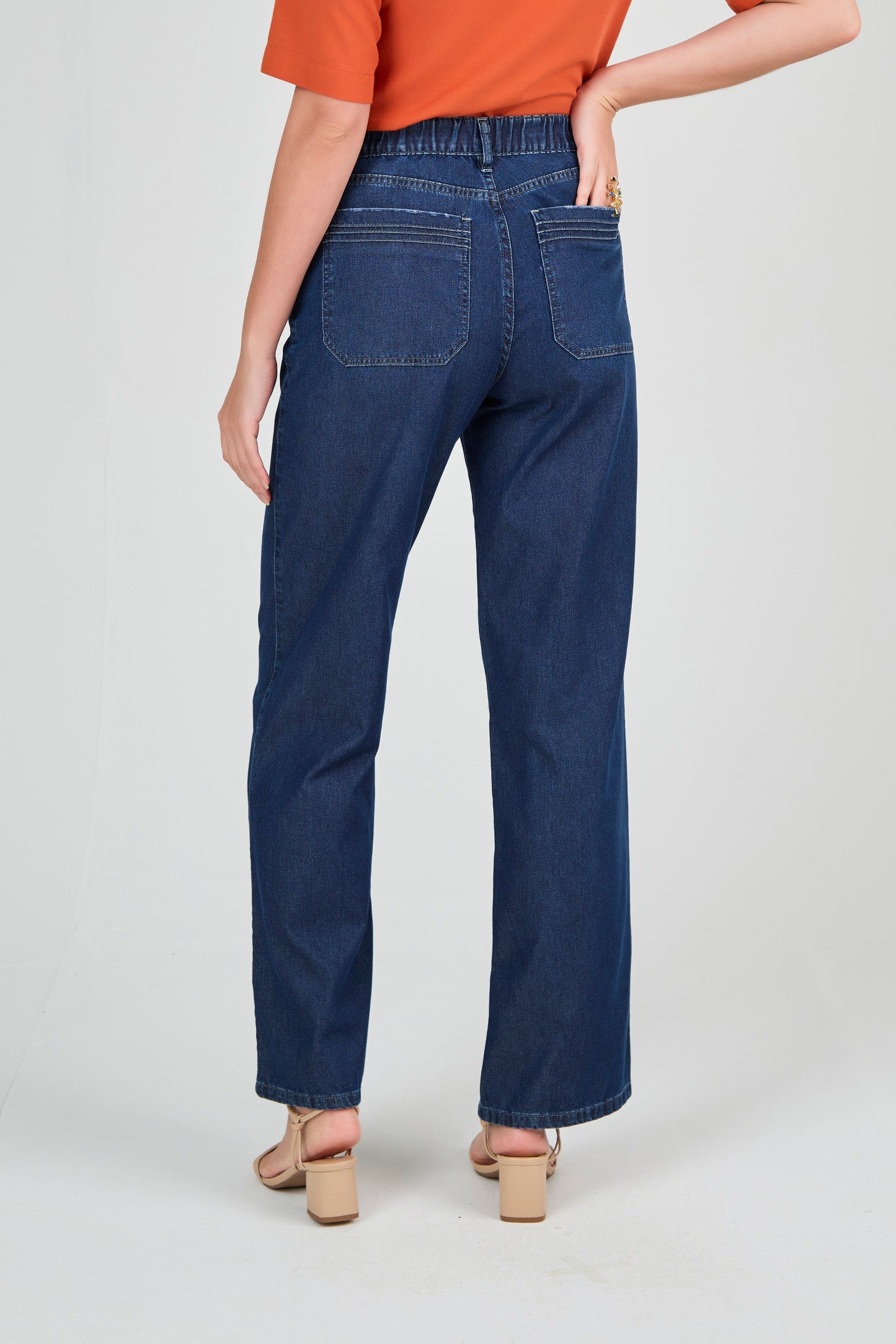 calça jeans wide leg cintura intermediária com detalhes nos bolsos