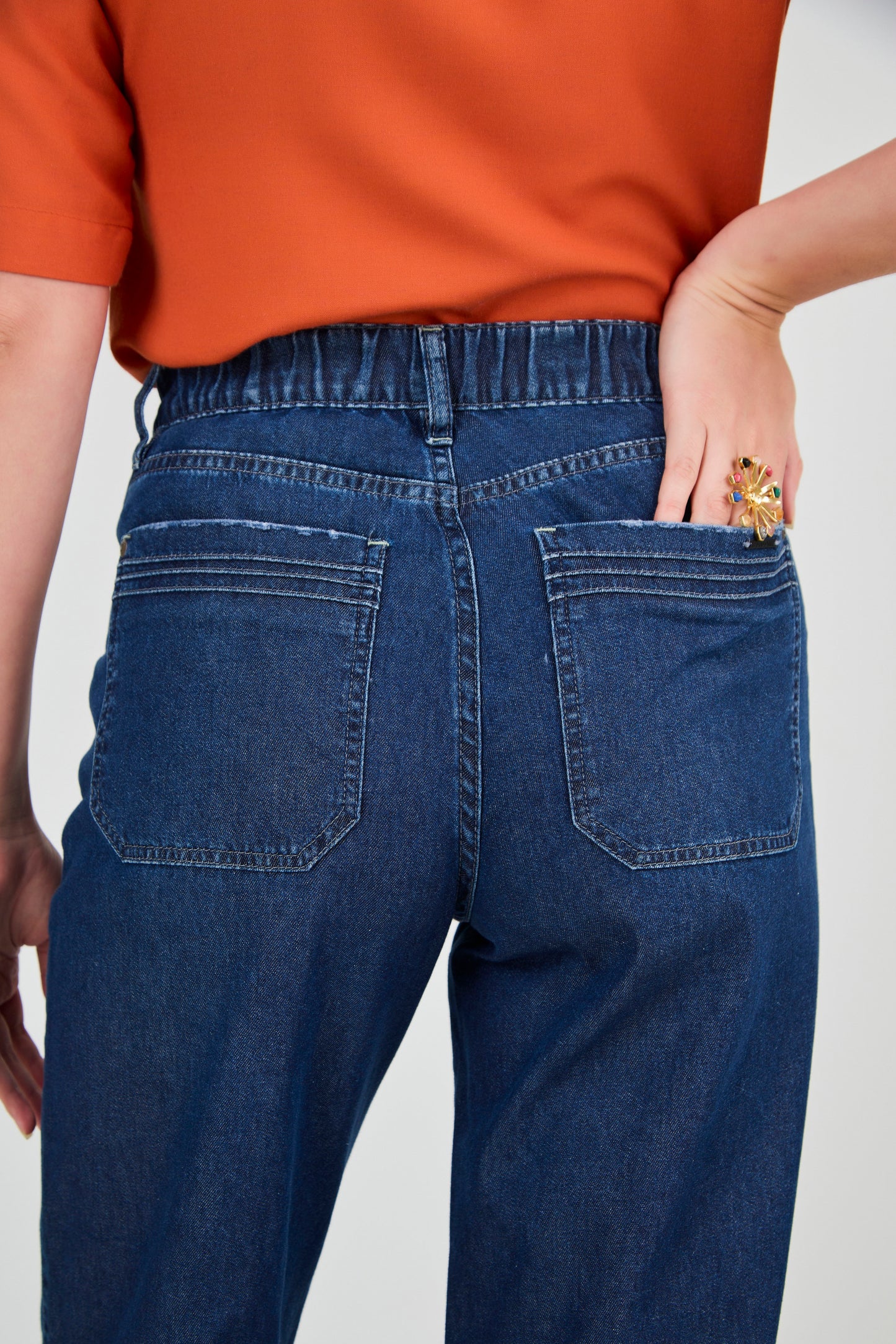 calça jeans wide leg cintura intermediária com detalhes nos bolsos