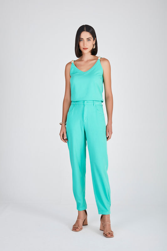 calça sarja mom cintura intermediária com detalhe na barra