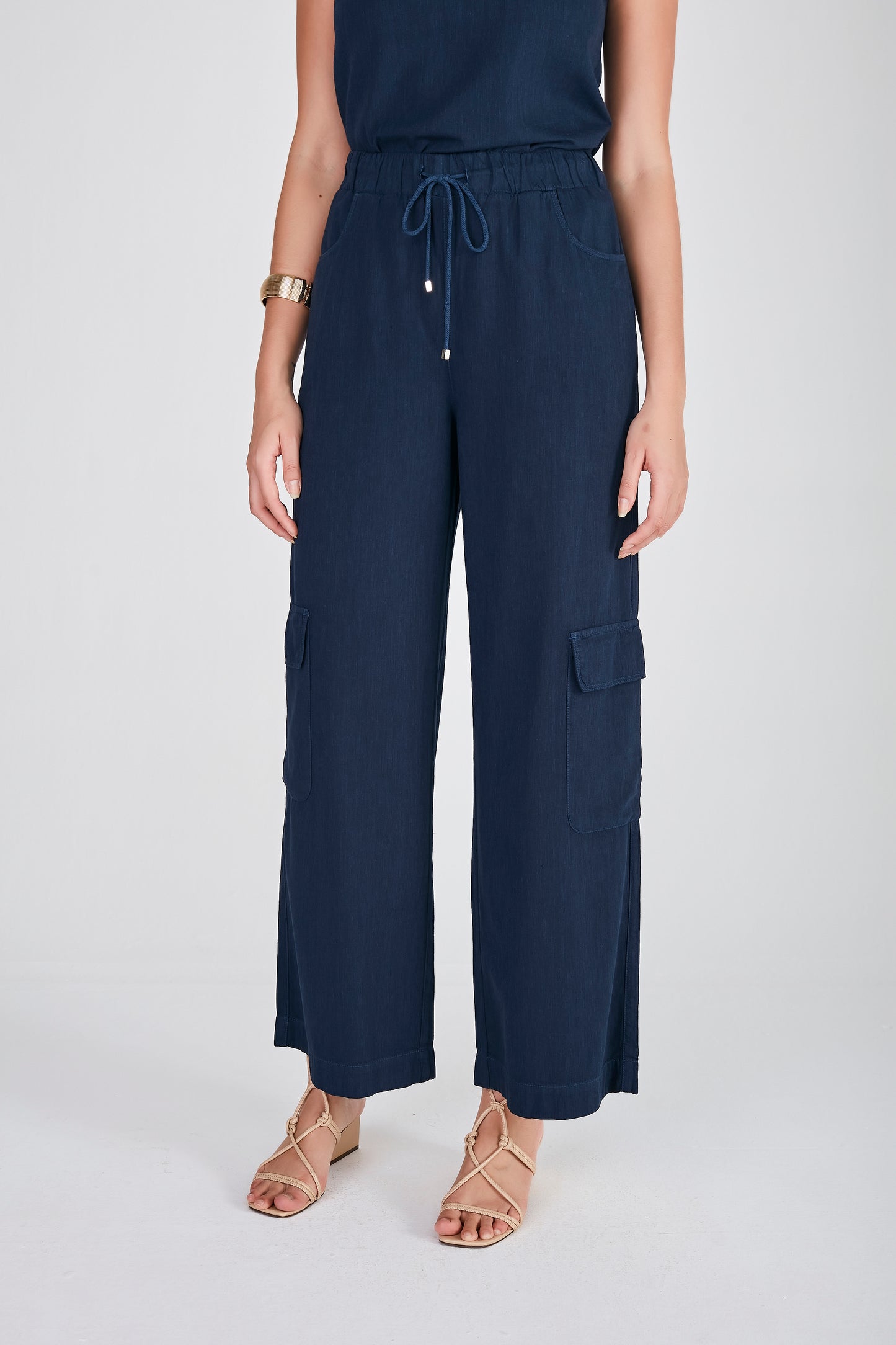 calça sarja pantalona cintura intermediária com bolsos sobrepostos