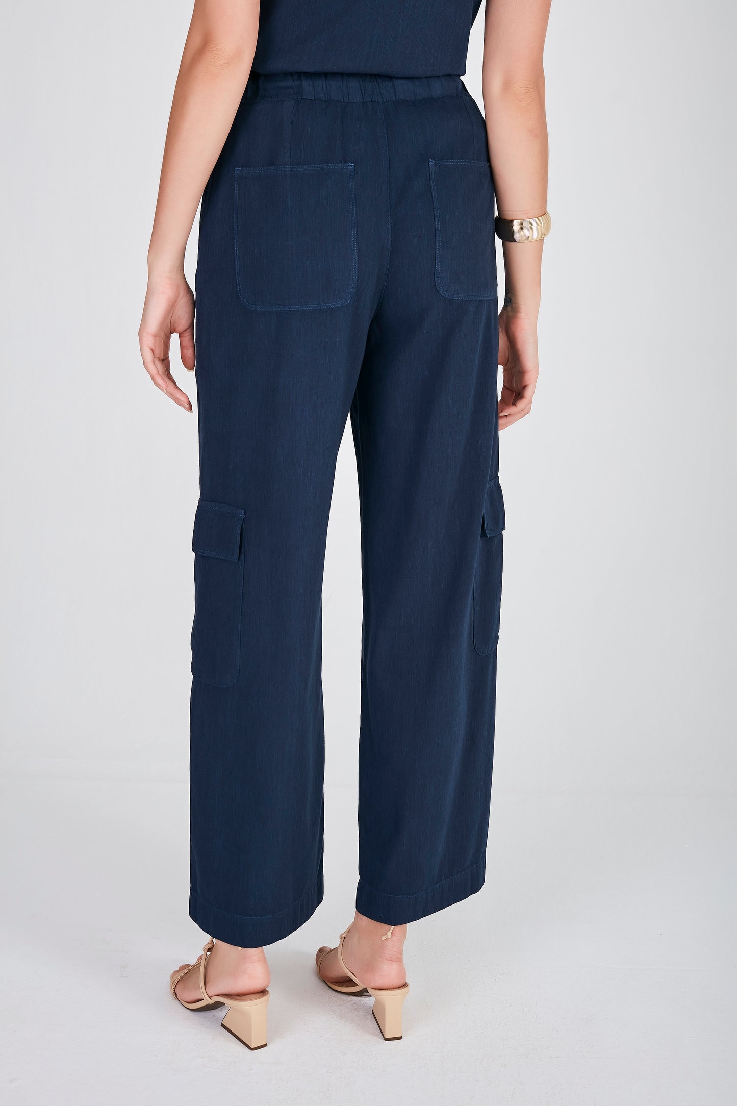 calça sarja pantalona cintura intermediária com bolsos sobrepostos