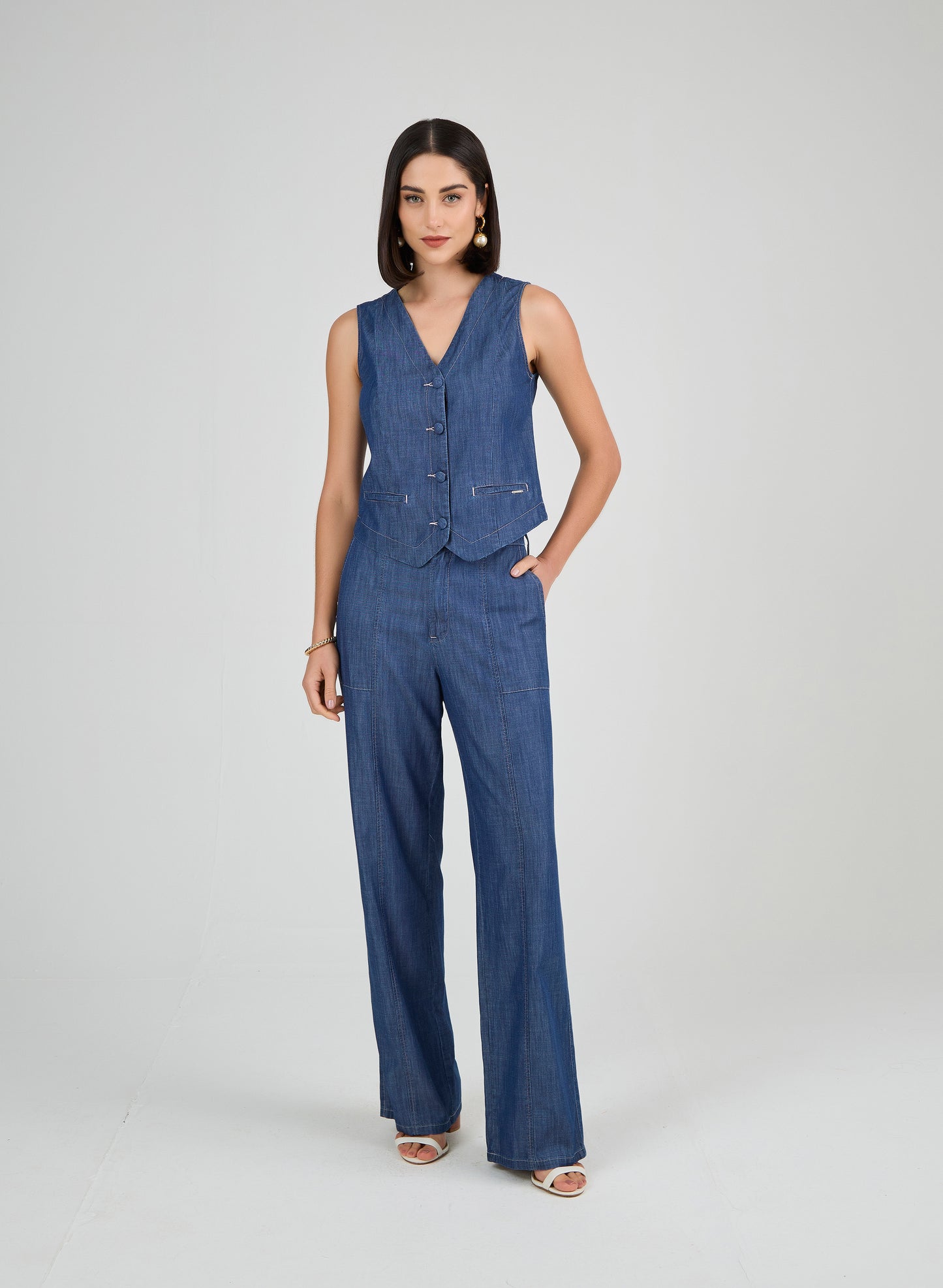 calça jeans wide leg cintura intermediária com recortes
