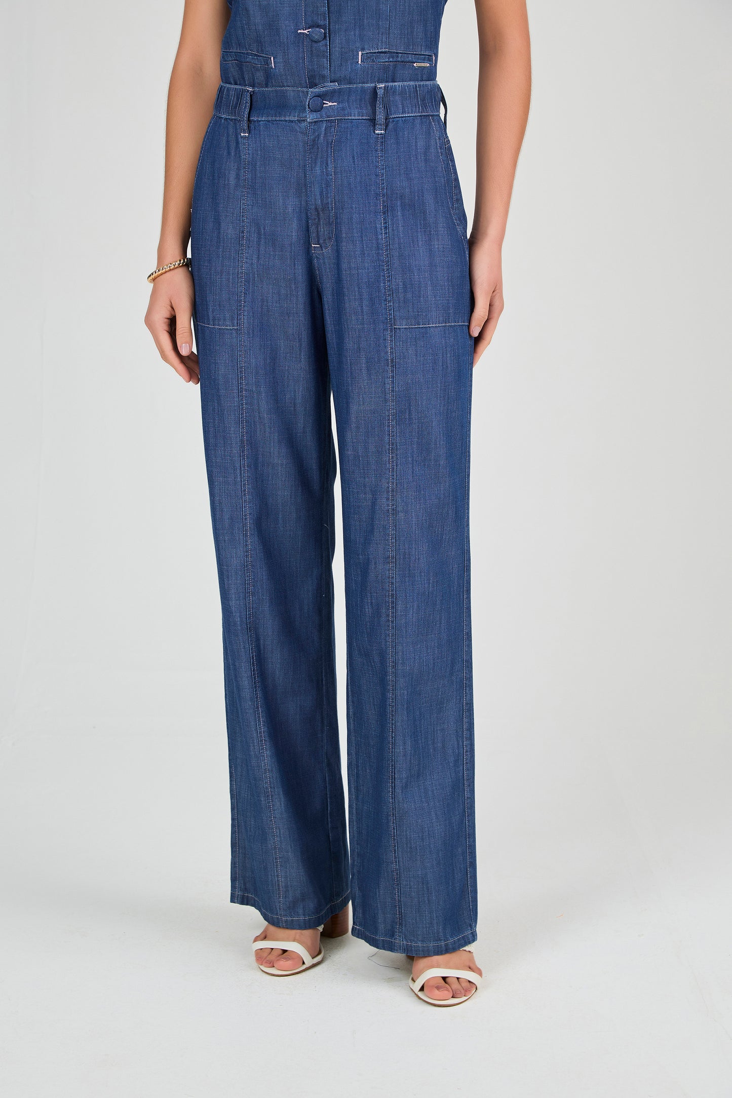 calça jeans wide leg cintura intermediária com recortes