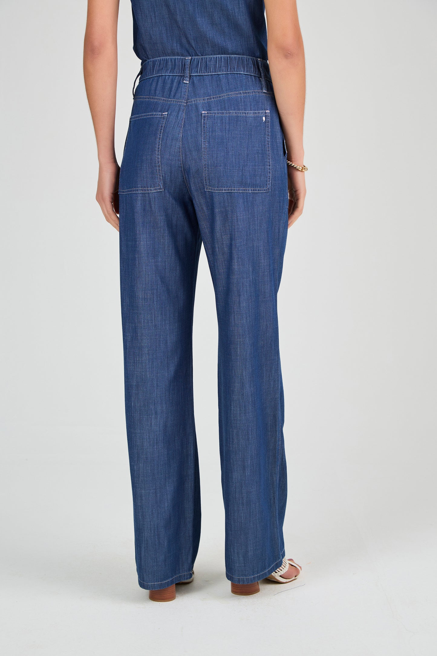calça jeans wide leg cintura intermediária com recortes