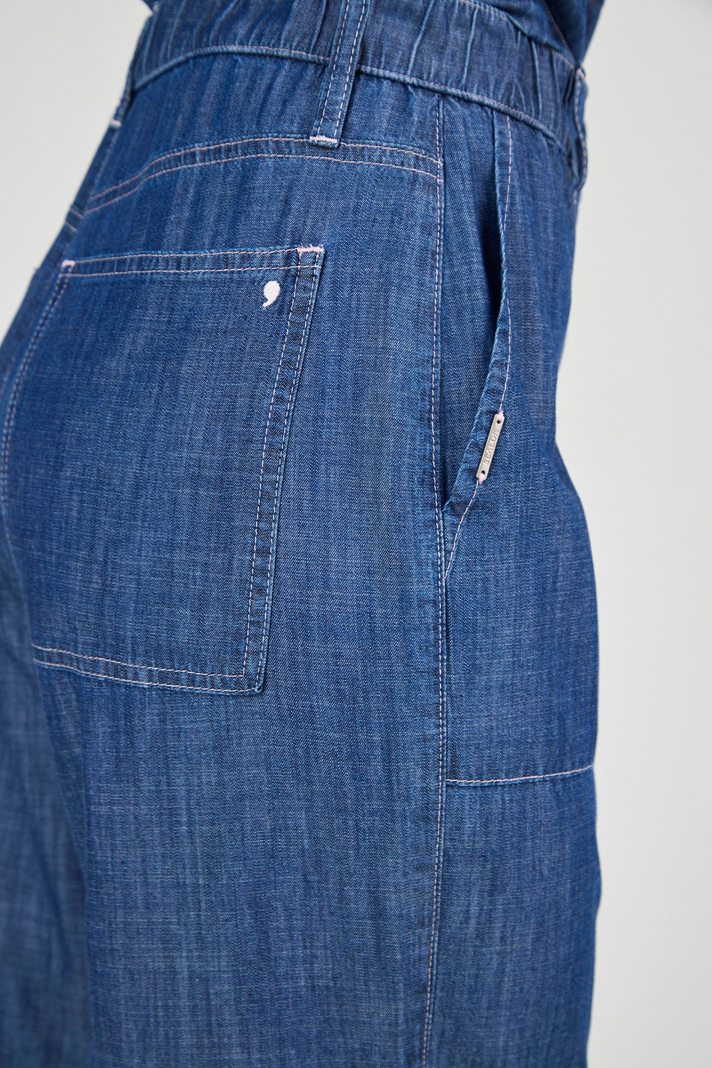 calça jeans wide leg cintura intermediária com recortes