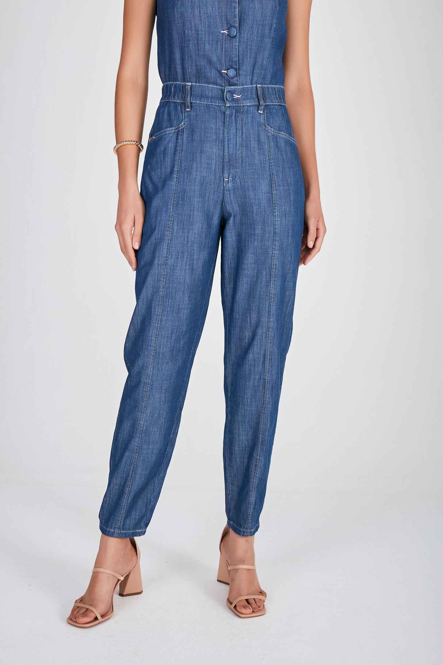 calça jeans mom cintura intermediária com recortes