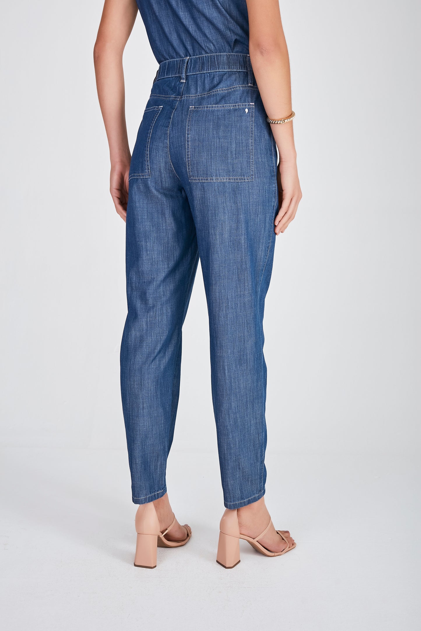 calça jeans mom cintura intermediária com recortes
