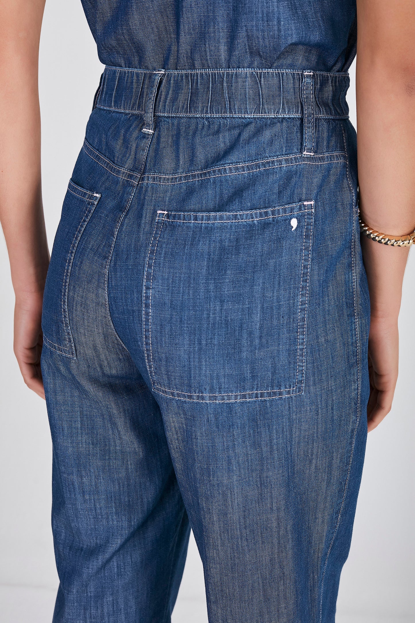 calça jeans mom cintura intermediária com recortes