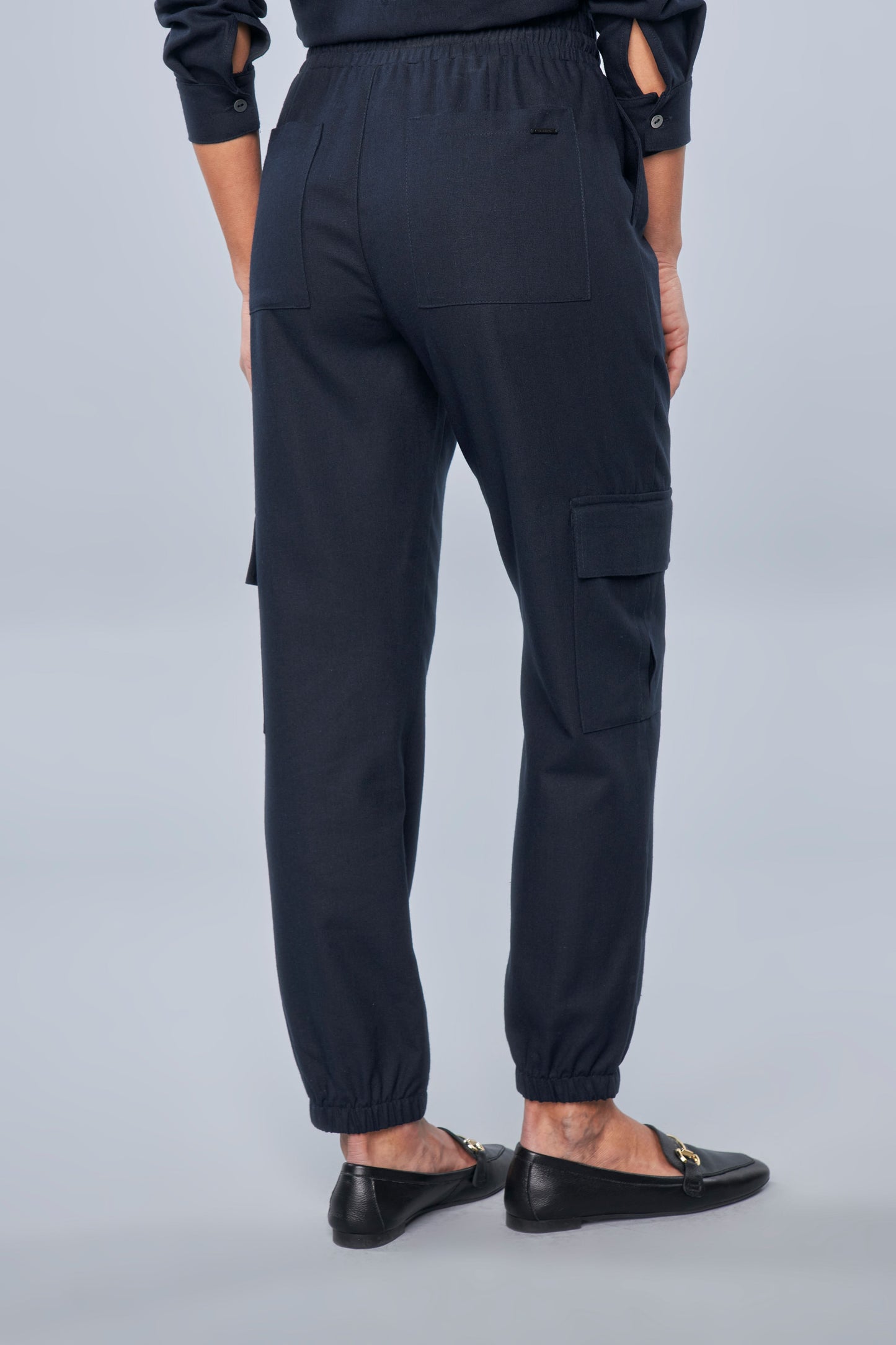 calça linho jogger cintura intermediária com bolsos sobrepostos