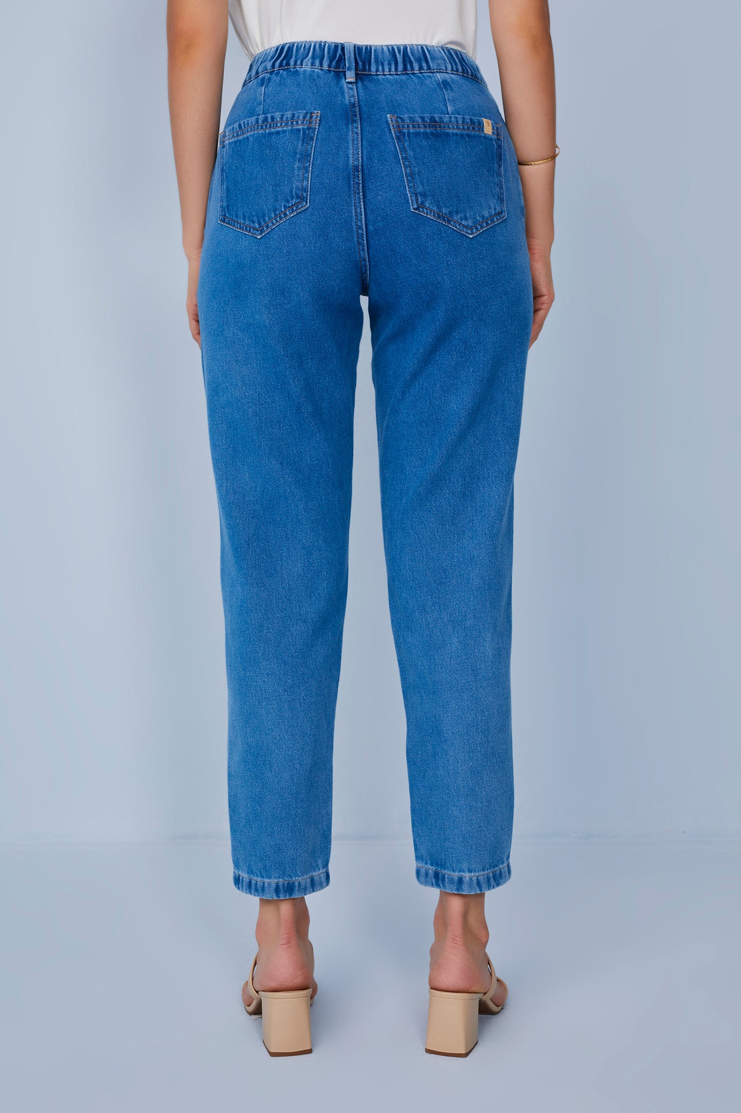 calça jeans mom cintura intermediária cós de elástico