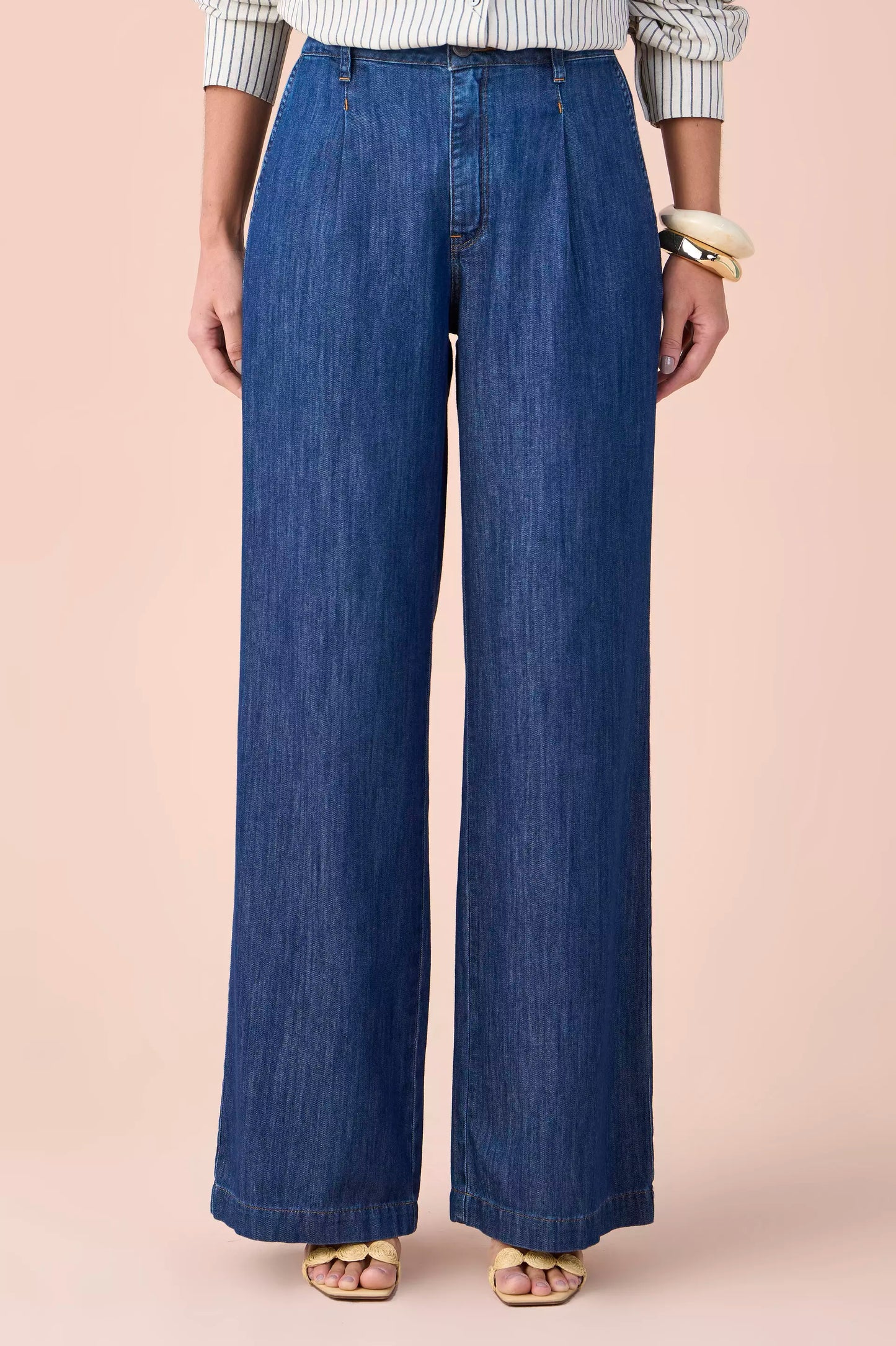 calça jeans pantalona cintura intermediária com pregas