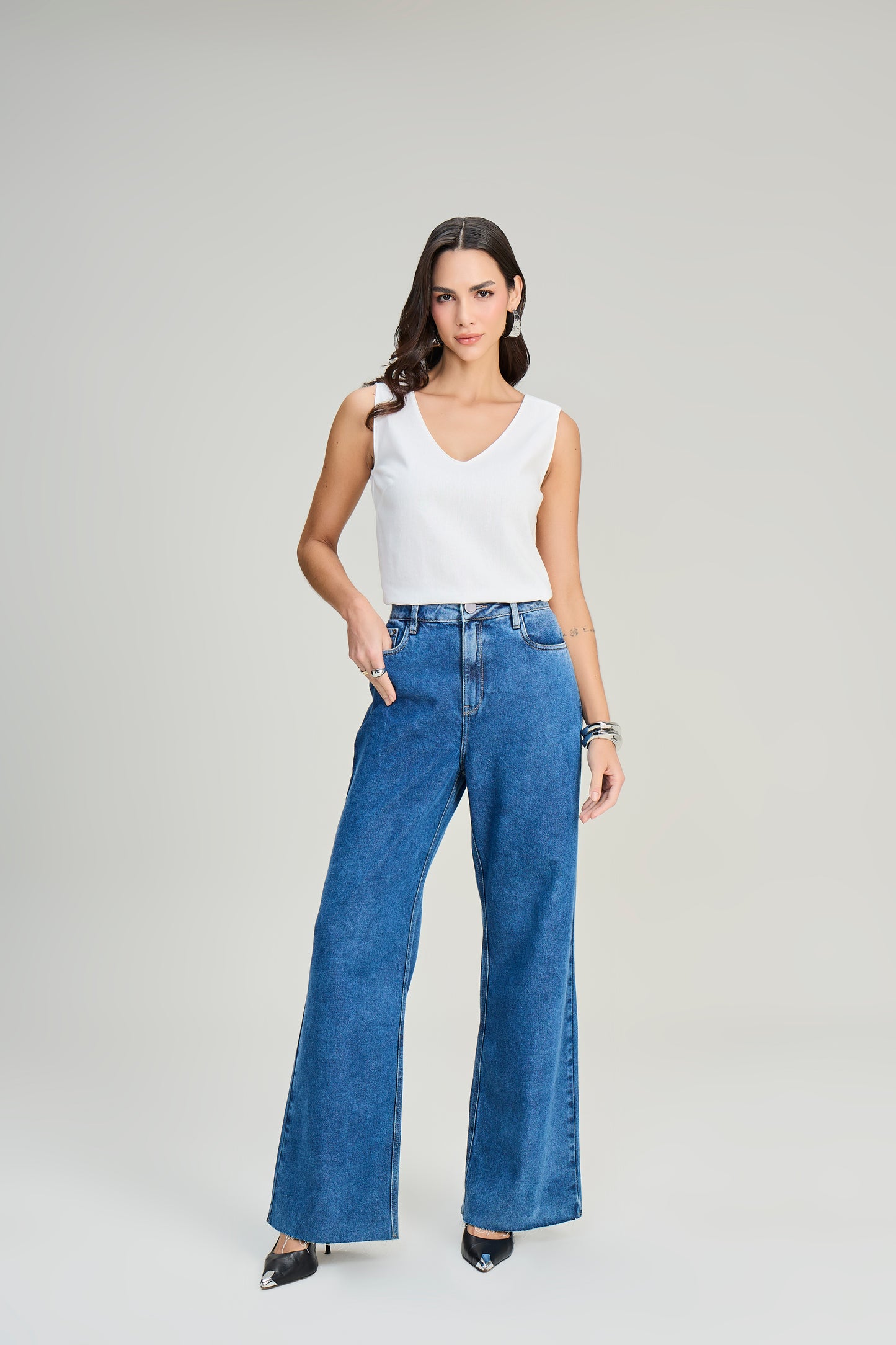 calça jeans wide leg cintura intermediaria barra a fio