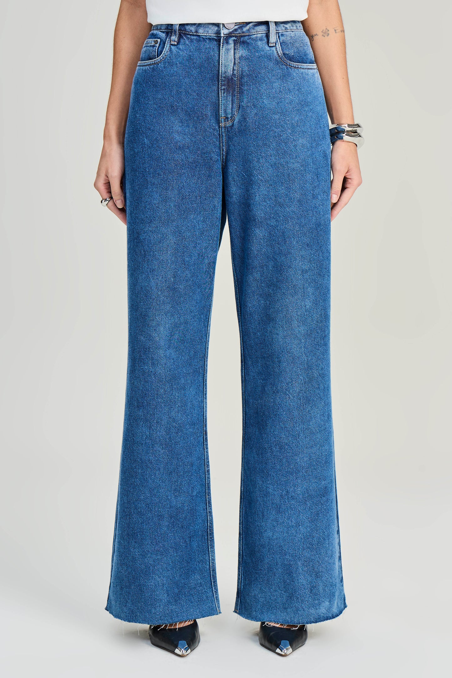 calça jeans wide leg cintura intermediaria barra a fio