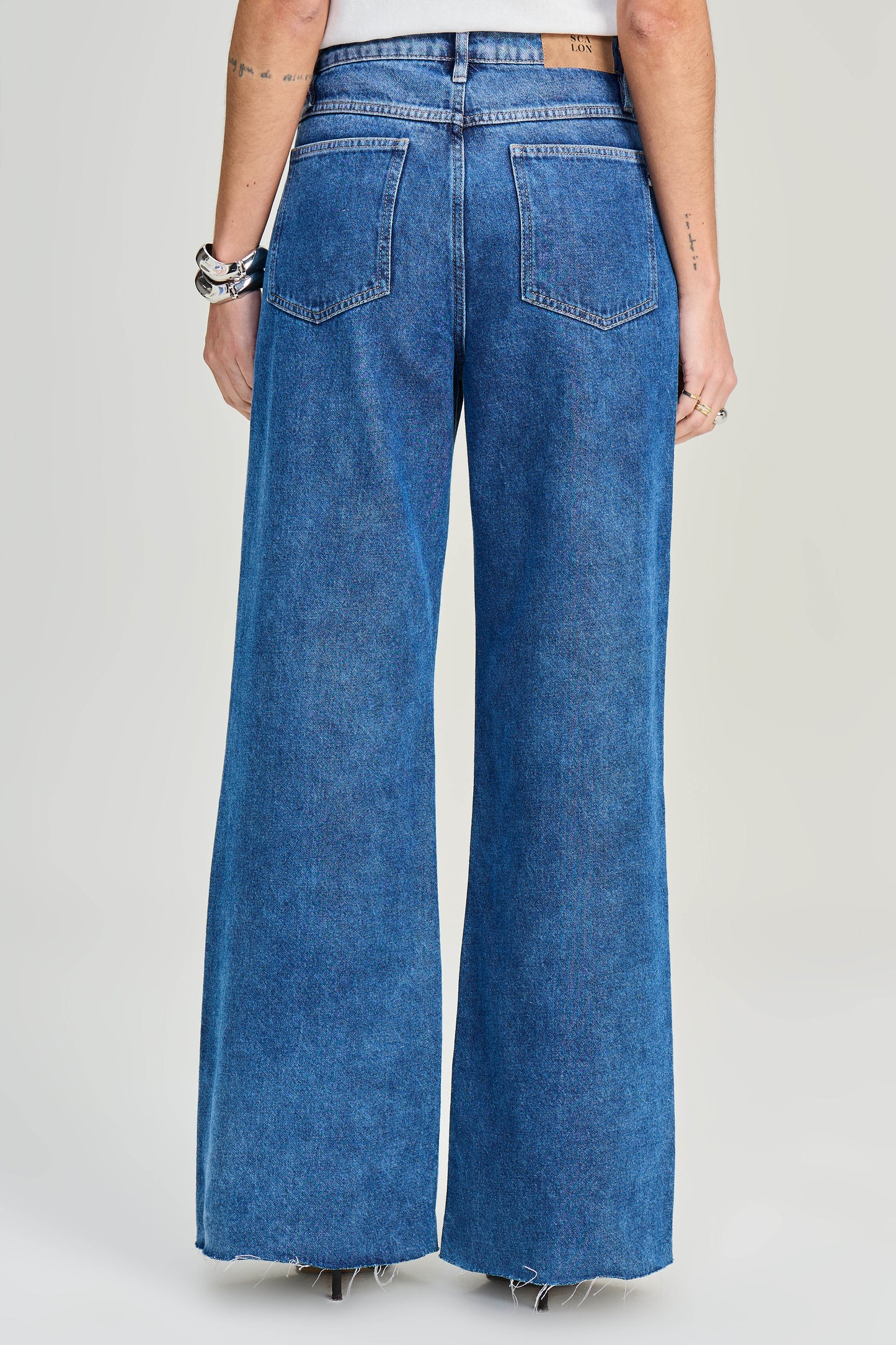 calça jeans wide leg cintura intermediaria barra a fio