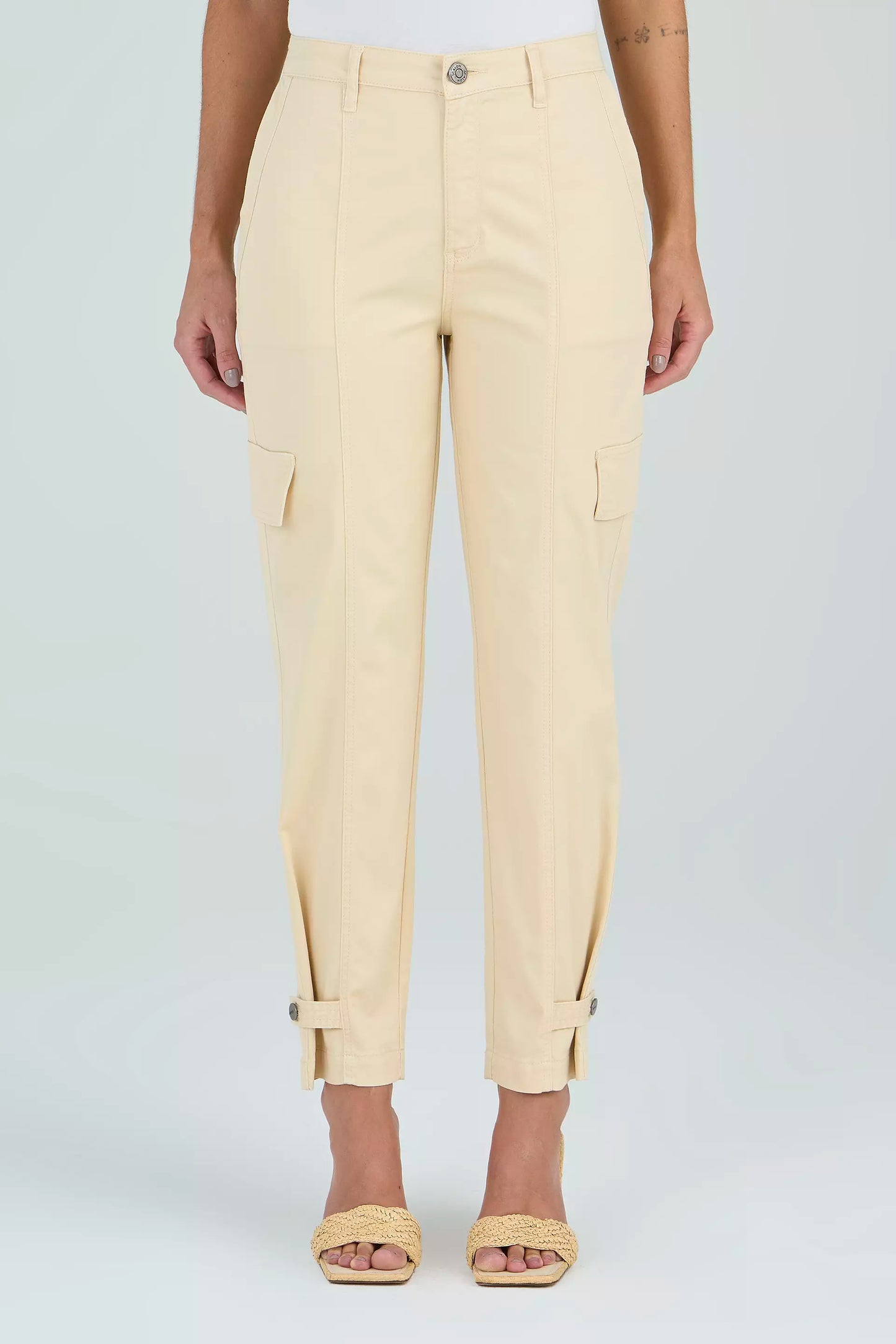 calça sarja mom cintura intermediária cargo
