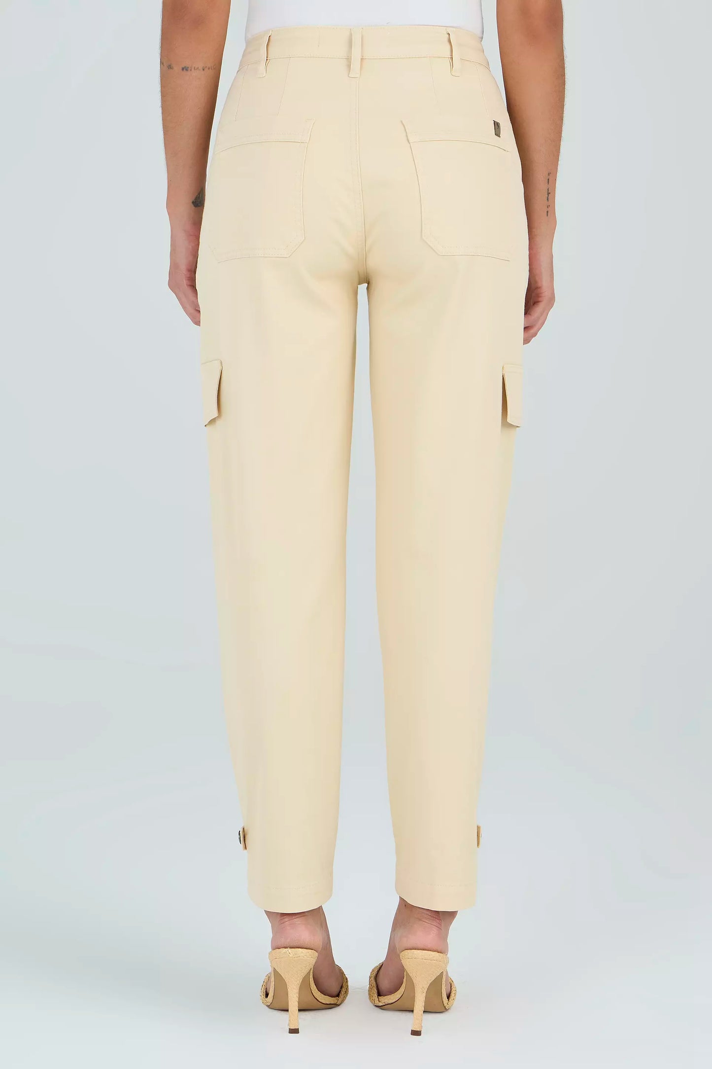 calça sarja mom cintura intermediária cargo
