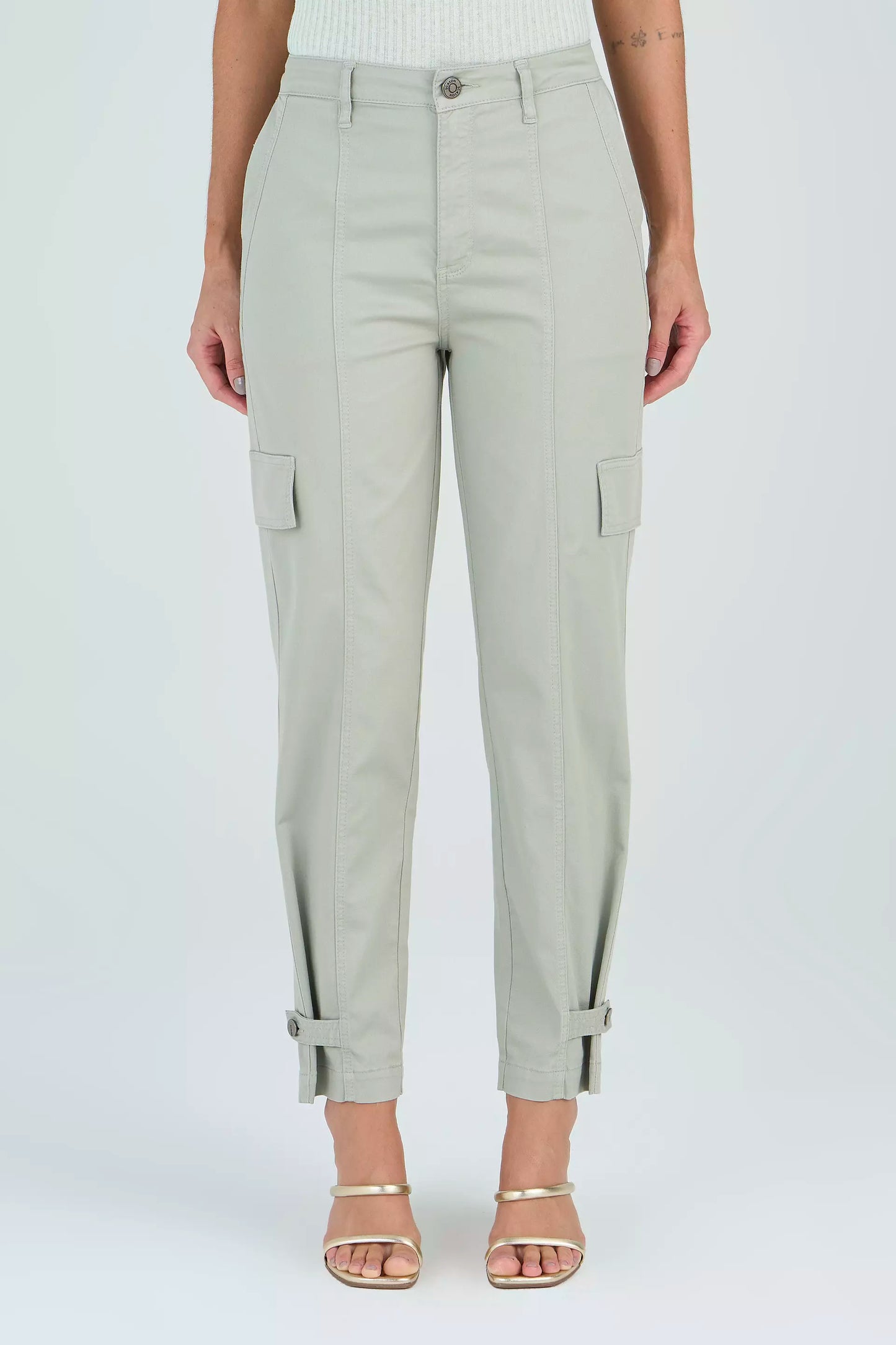 calça sarja mom cintura intermediária cargo