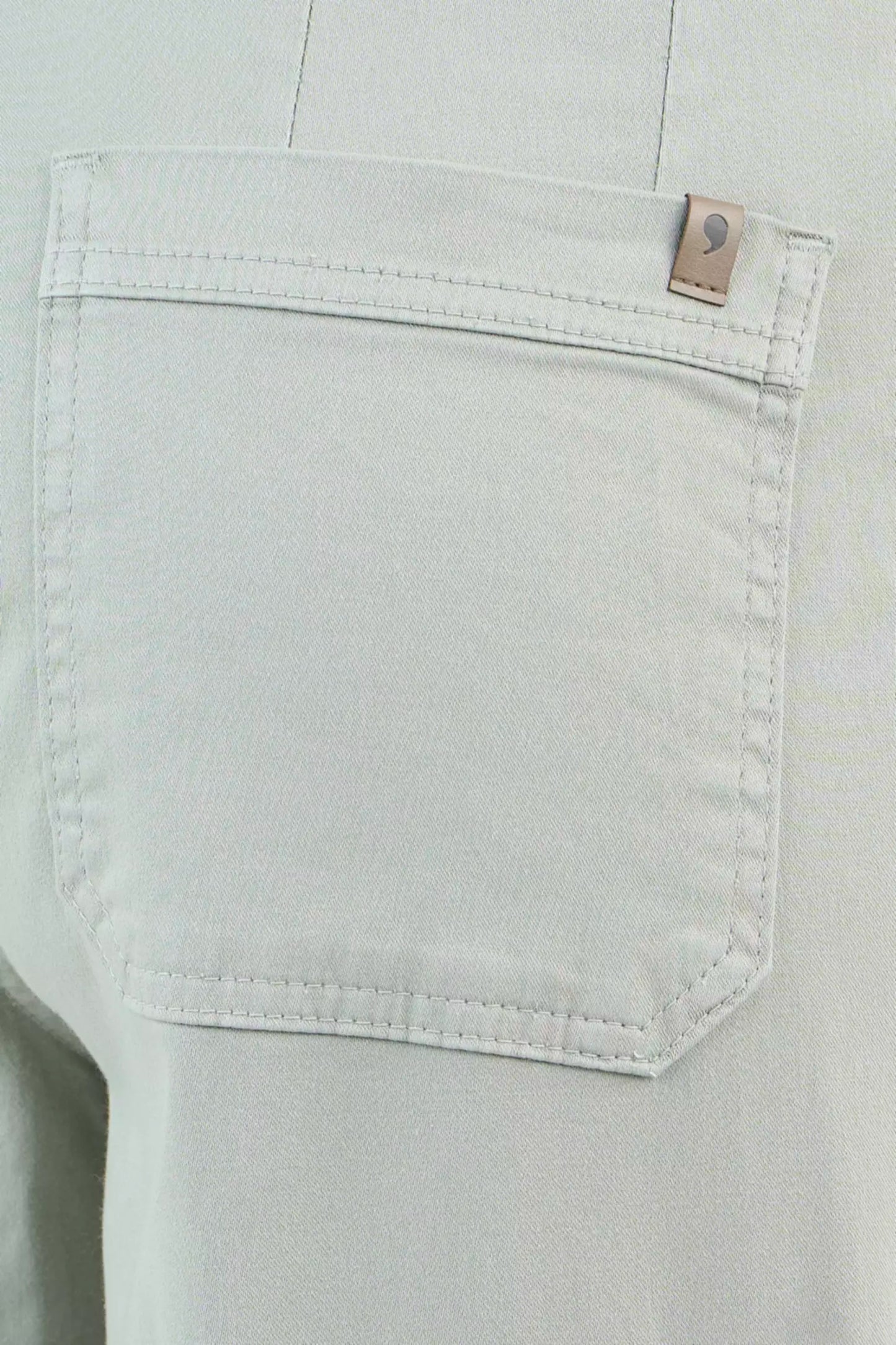 calça sarja mom cintura intermediária cargo