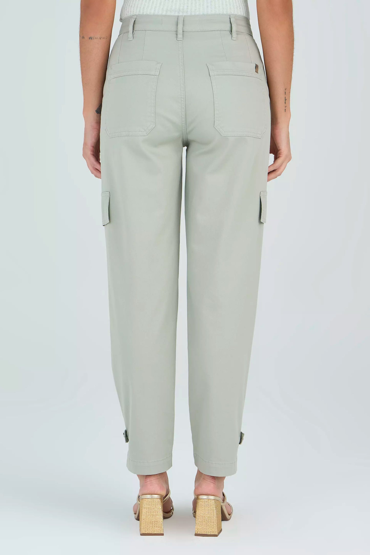 calça sarja mom cintura intermediária cargo