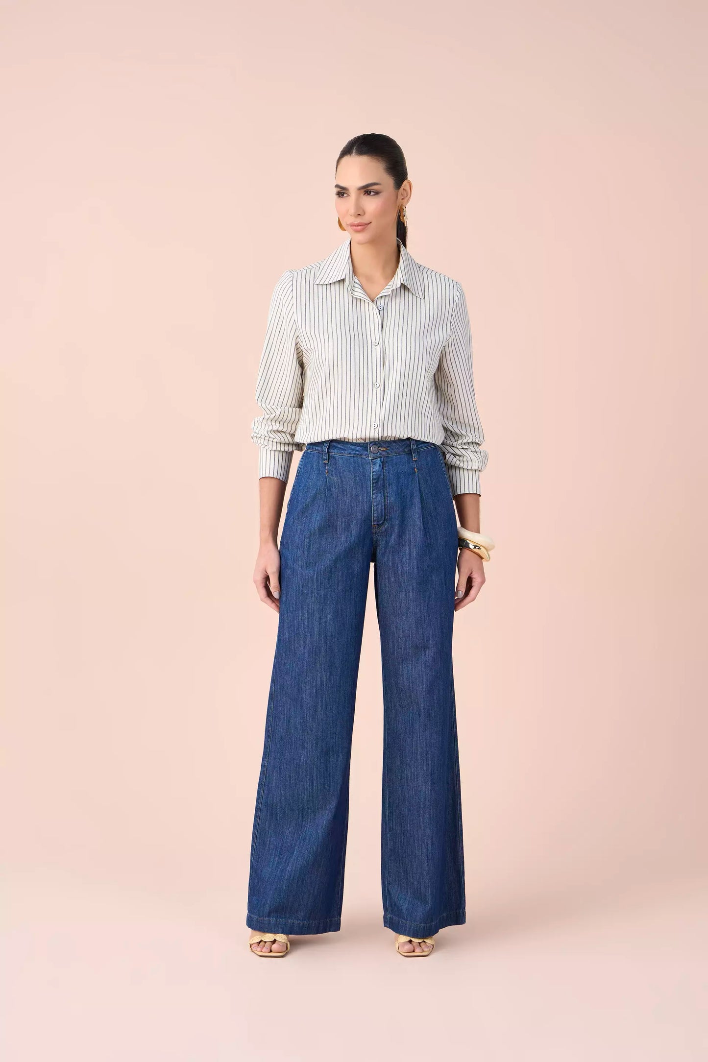 calça jeans pantalona cintura intermediária com pregas