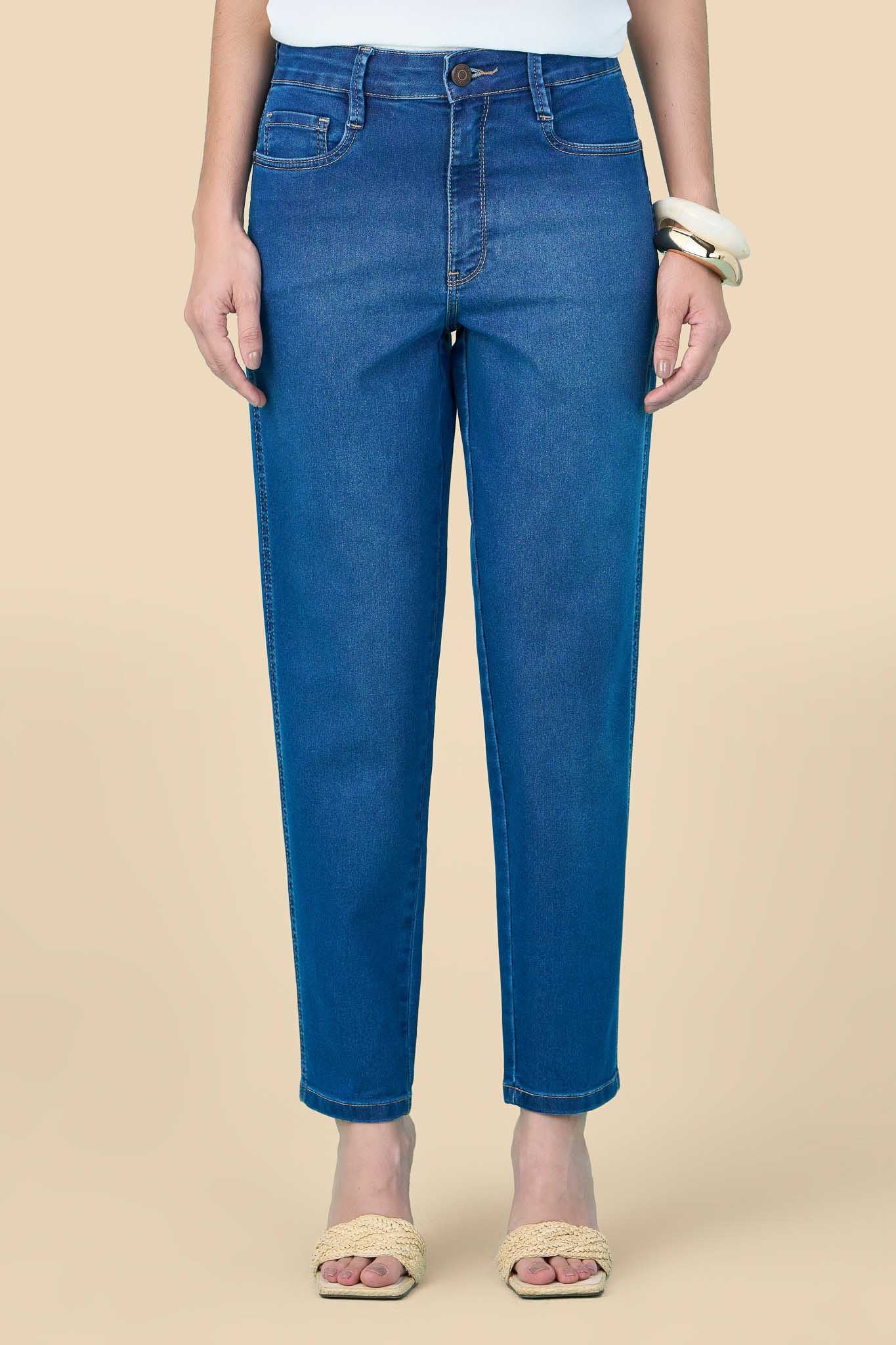 calça jeans mom cintura intermediária com bordado