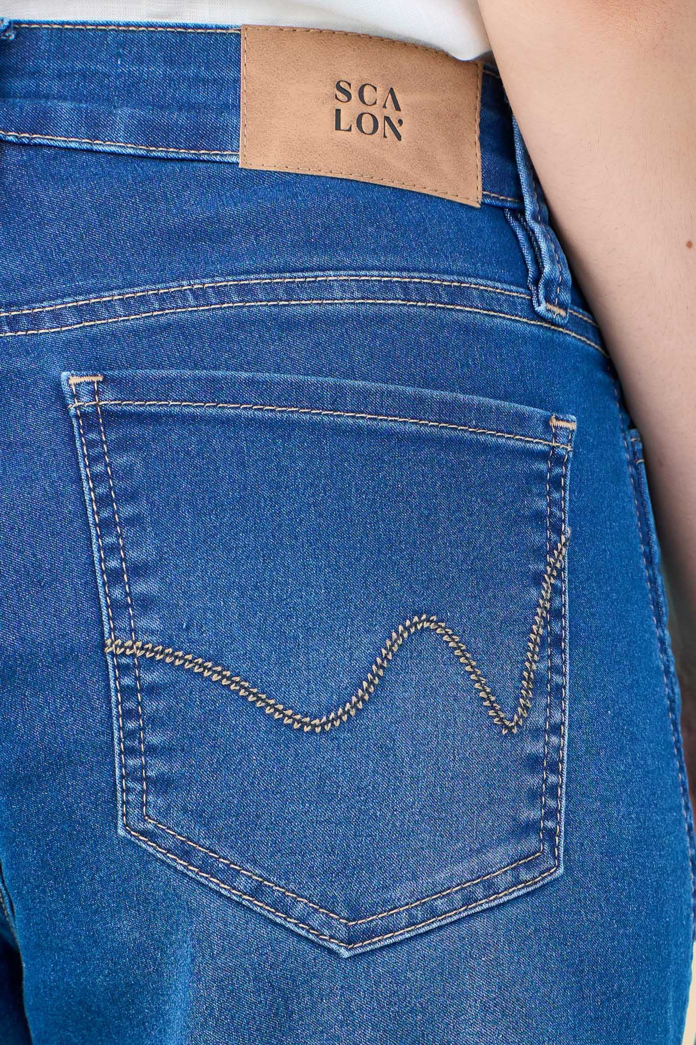 calça jeans mom cintura intermediária com bordado