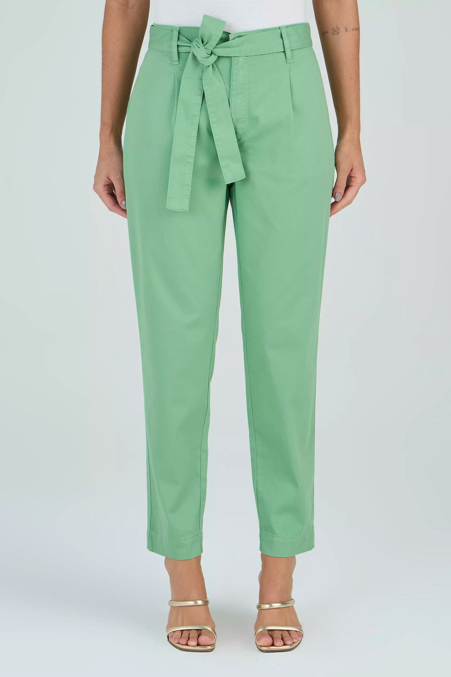 calça sarja color mom cintura intermediária com faixa