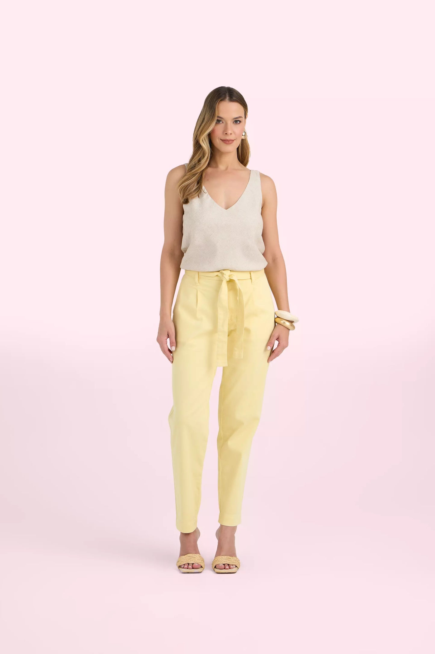 calça sarja color mom cintura intermediária com faixa