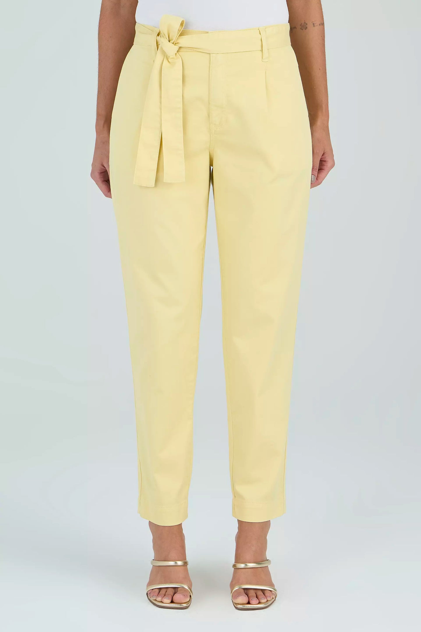 calça sarja color mom cintura intermediária com faixa