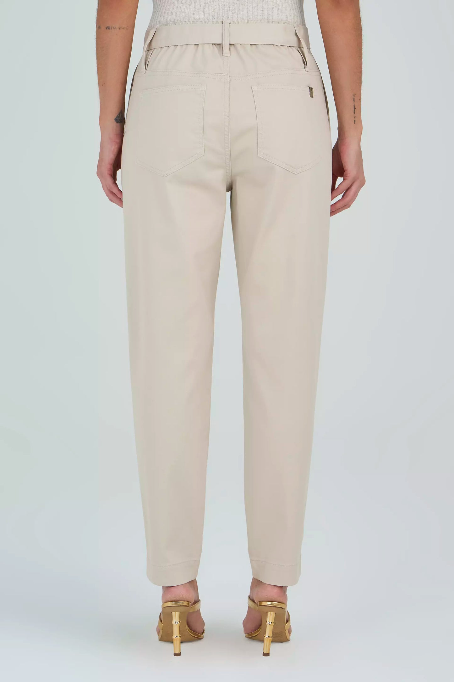 calça sarja color mom cintura intermediária com faixa