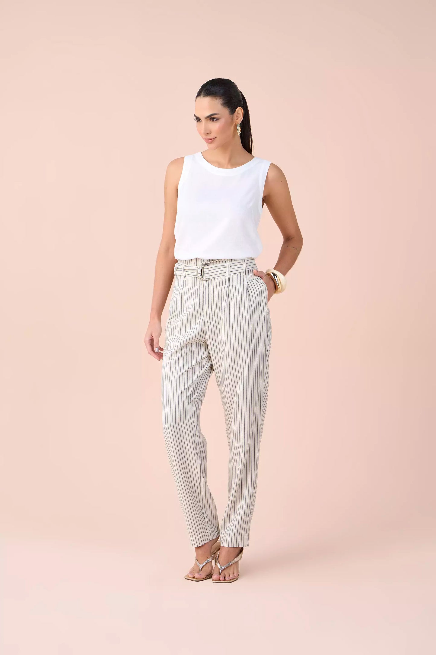 calça viscose mom cintura intermediária com pregas e faixa