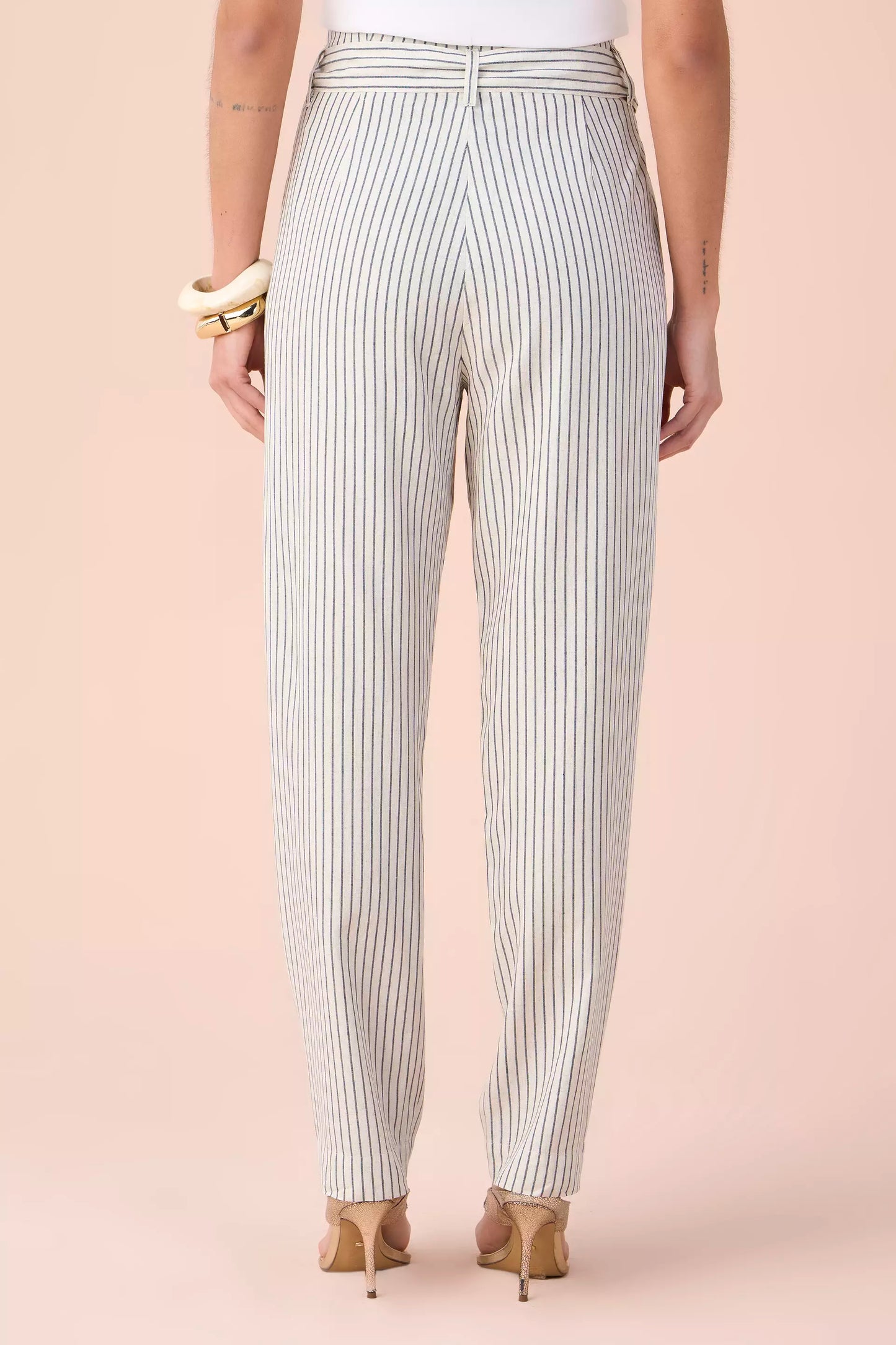 calça viscose mom cintura intermediária com pregas e faixa